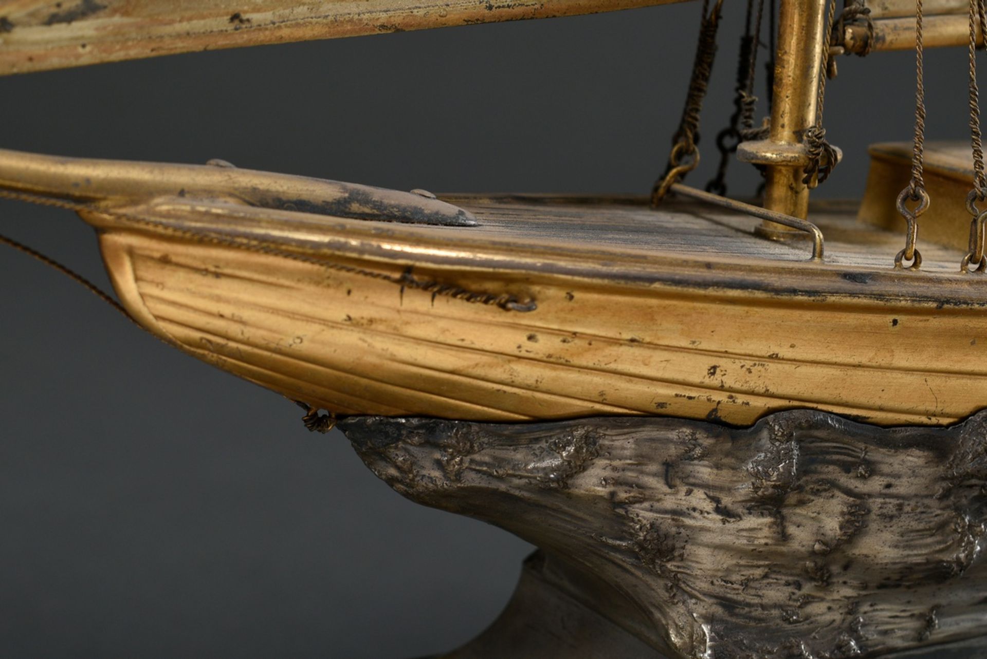 Model ship sailing price "Yacht", wood/metal, galvanised, on metal stand with sculptural waves and  - Image 6 of 9