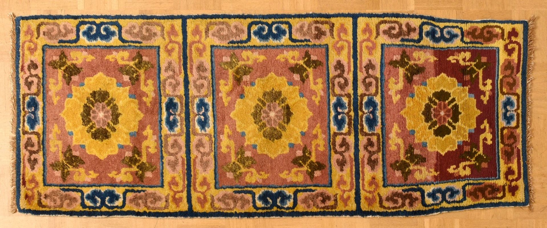 Tibetischer Khagangma Sitzteppich "Blüten und florale Ornamente" auf gelb-braunem Feld, um 1920, Wo - Bild 3 aus 7