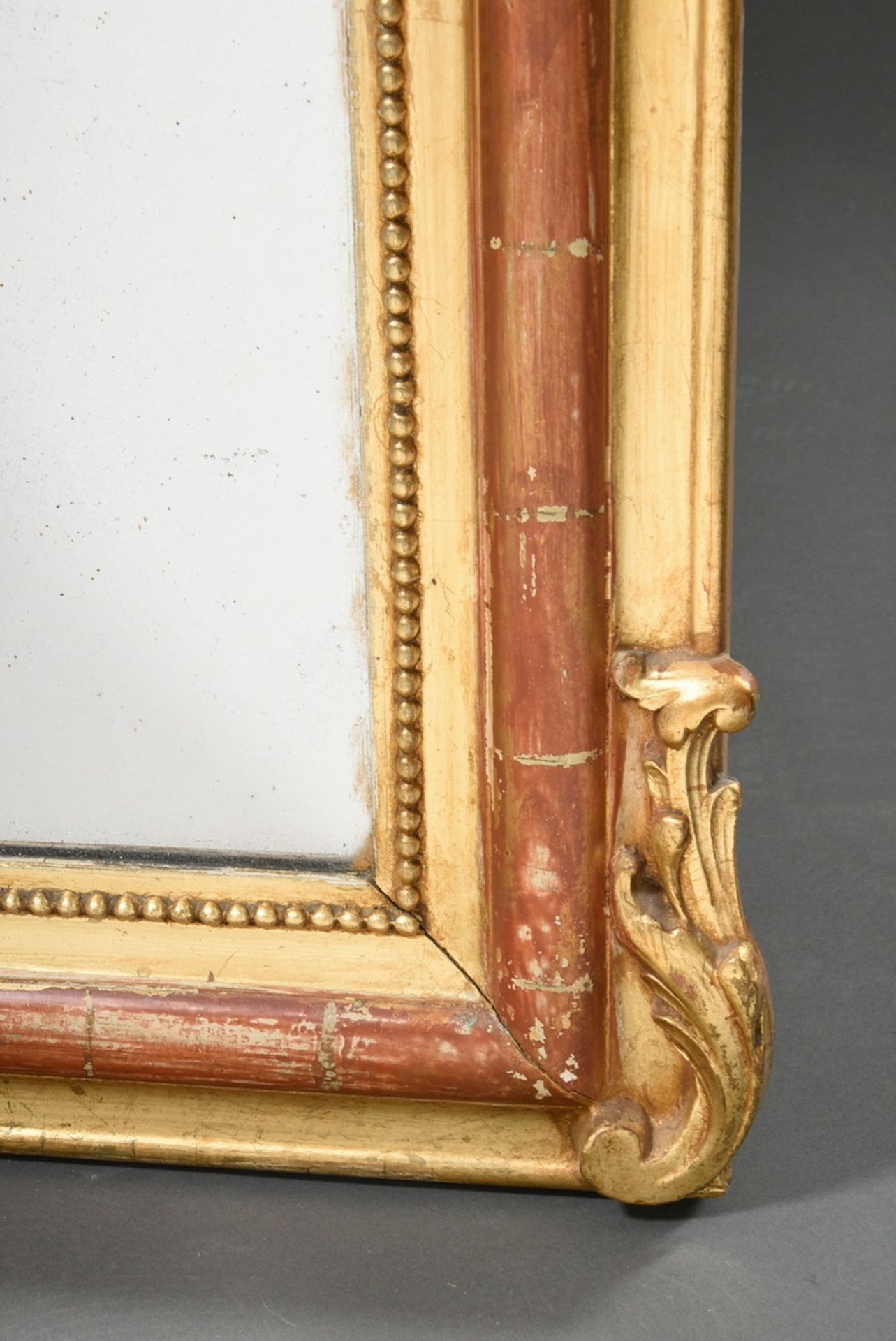 Französischer Kaminspiegel mit figürlicher Dekoration "Putten mit Vase", Stuck vergoldet über Bolus - Bild 3 aus 4