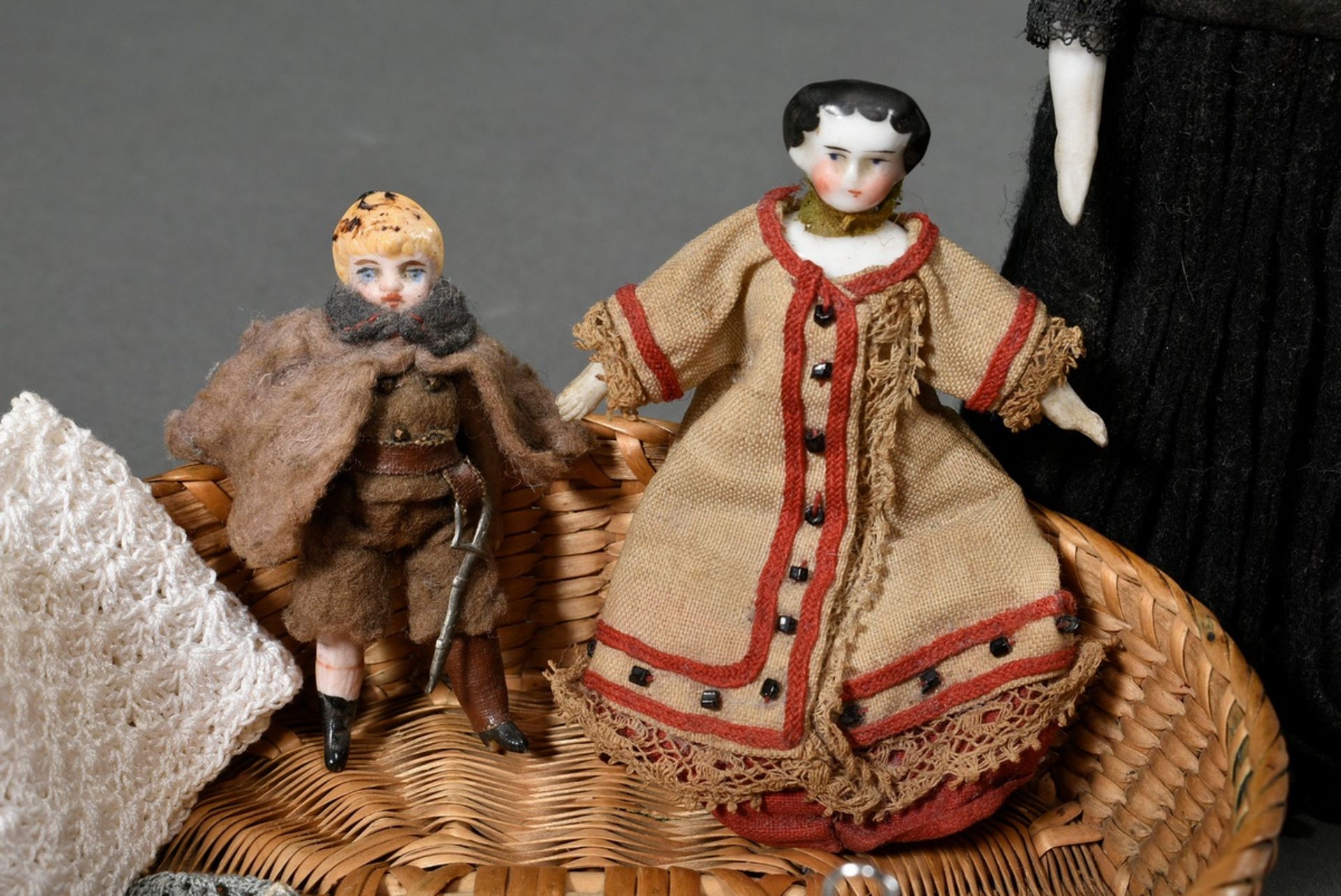 5 Diverse Puppenstuben Püppchen in alter Original Kleidung, Ende 19.Jh, H. 6-15cm, dazu Korb mit di - Bild 2 aus 6