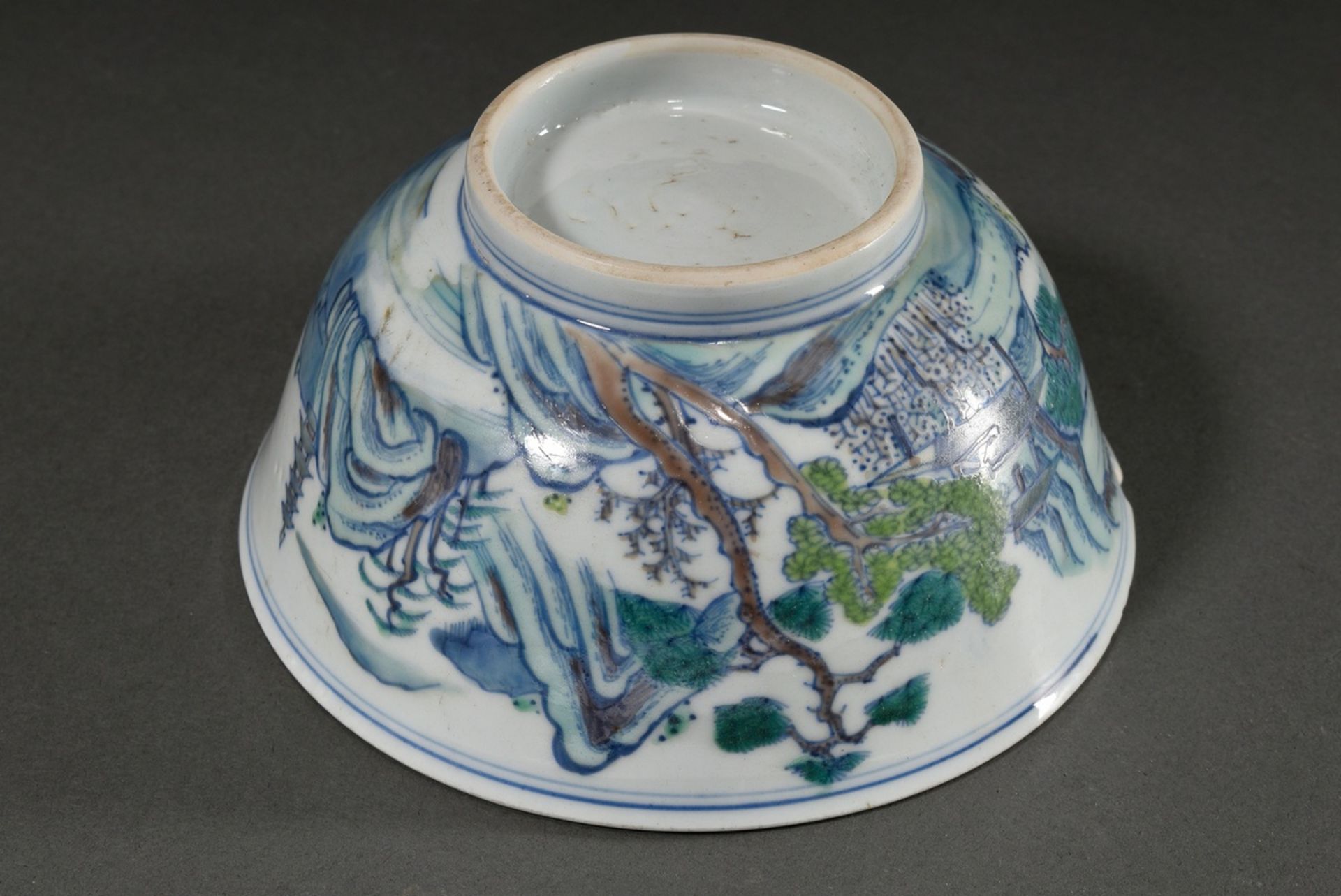 Bowl with doucai decoration "Mountain and lake landscape with staffage", China Qing Dynasty, h. 7.1 - Image 4 of 6