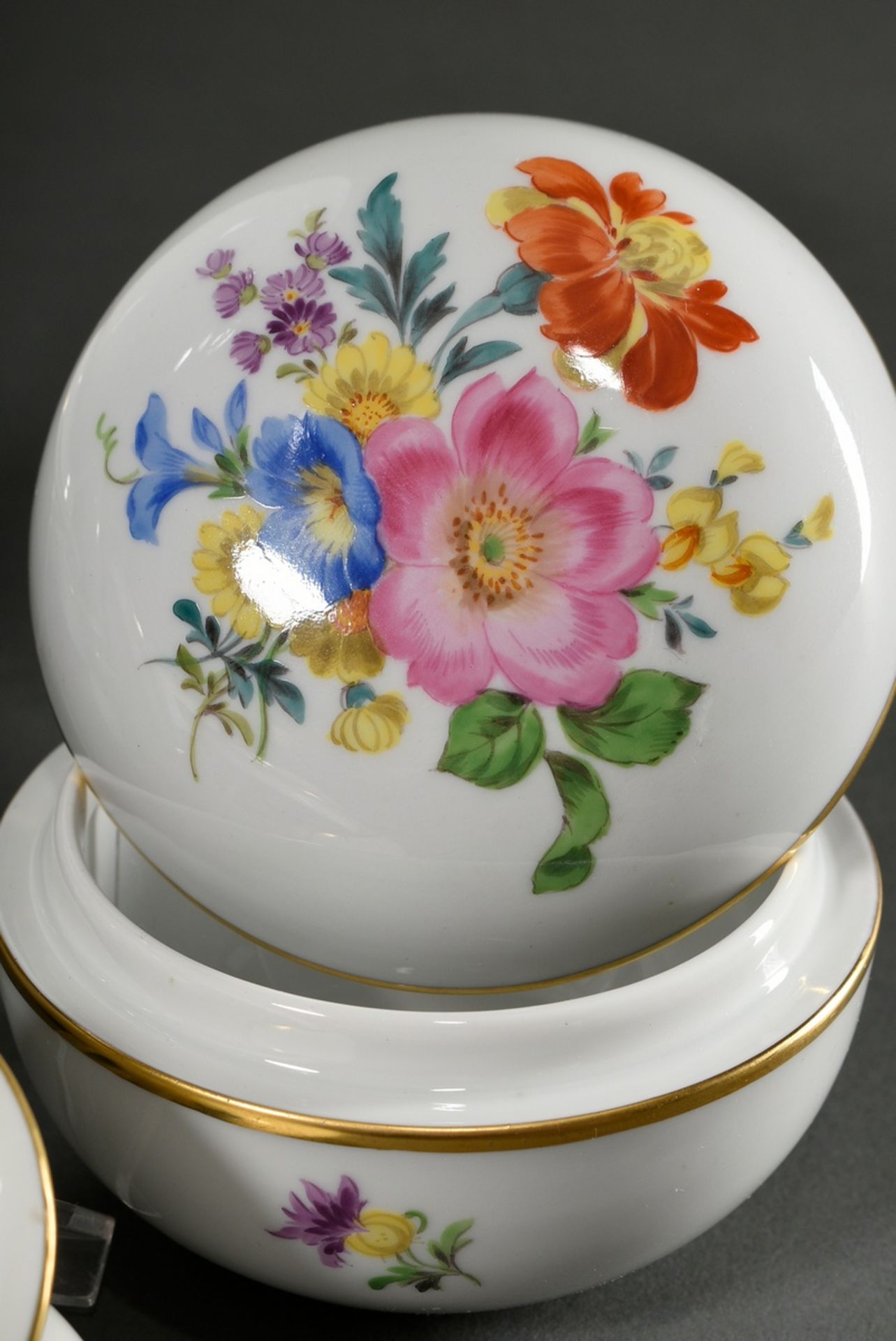 5 Diverse Teile Meissen mit polychromer Blumenmalerei, 20.Jh.: 4 Deckeldosen (H. 4,5-8cm) und 1 Übe - Bild 6 aus 7