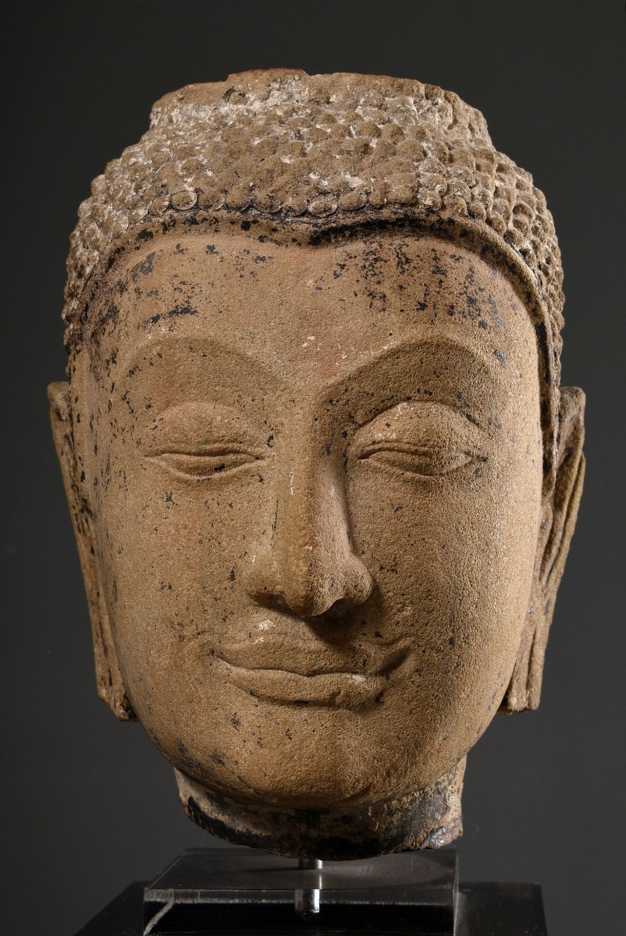 Ayutthaya Sandstein Buddha Kopf mit Resten von farbiger Bemalung, Thailand 15.-17. Jh., auf Plexigl - Bild 4 aus 7