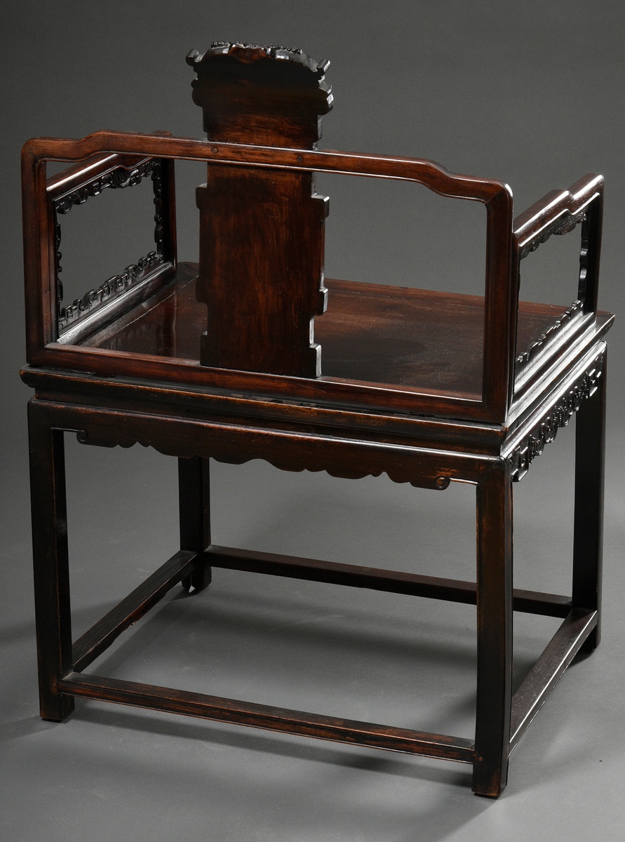 Chinese redwood armchair with wide seat and richly carved floral frame, around 1900, 54/99,5x69,5x5 - Image 5 of 5