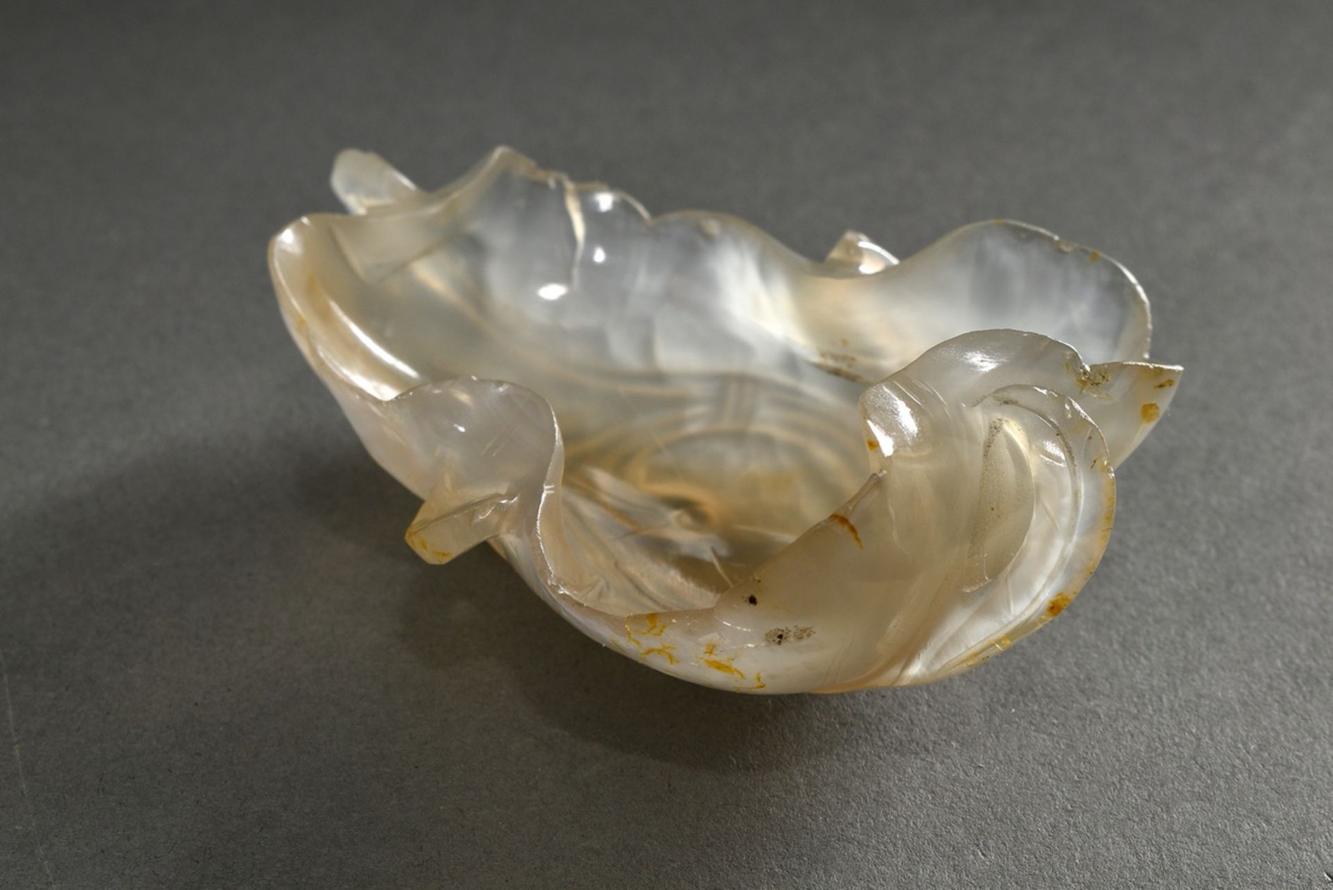 Agate "lotus leaf" bowl on rosewood stand, China Qing dynasty, 5/3,5x10x6,3cm, with defects - Image 3 of 5