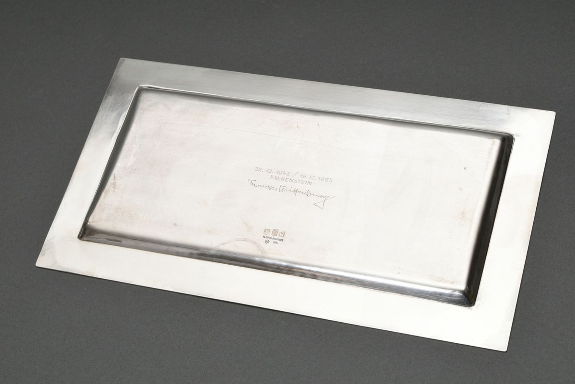 Schlichtes rechteckiges Tablett mit breitem Rand, verso mit gravierter Widmung, Wilm/Hamburg, Silbe - Bild 2 aus 4