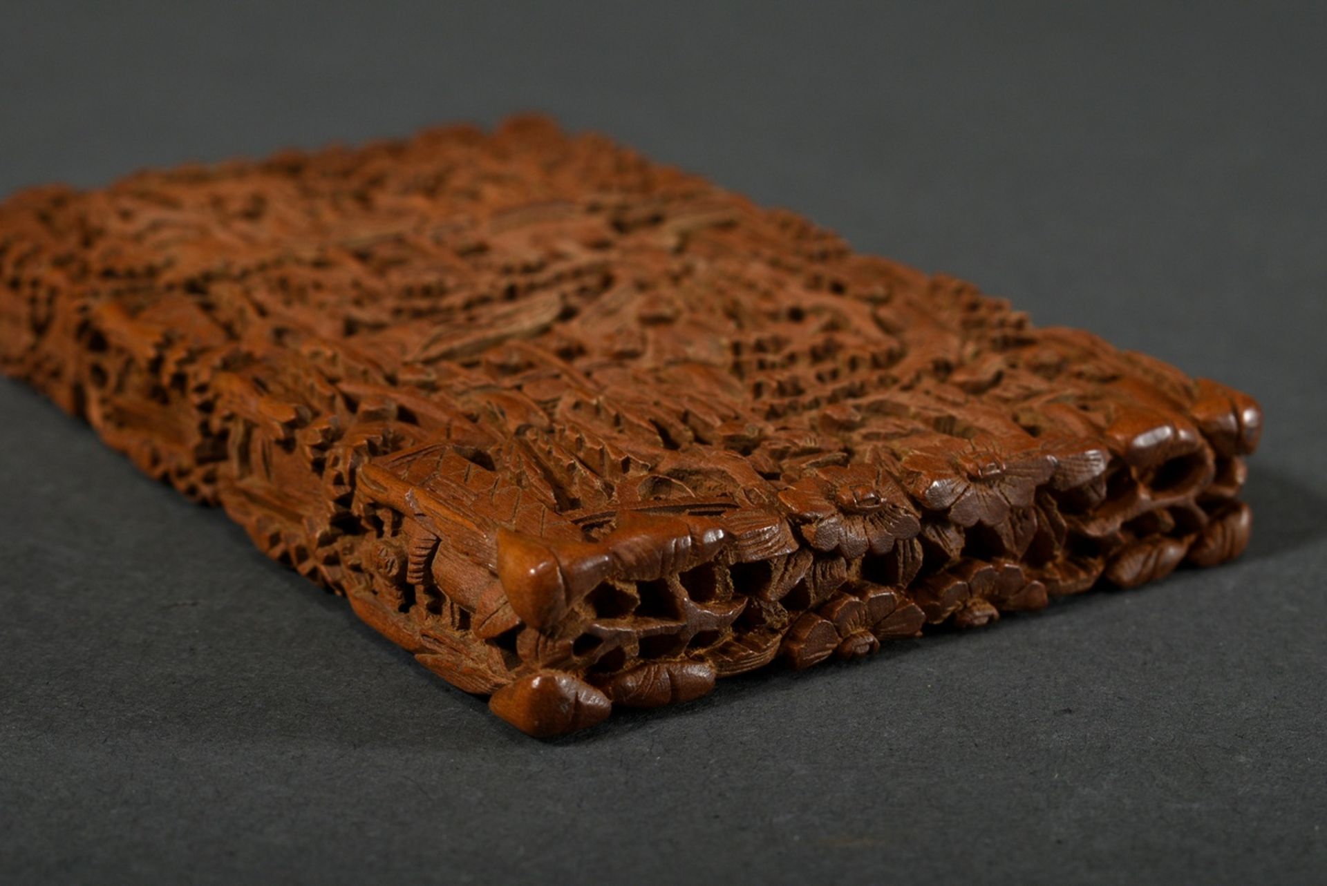 Finely carved boxwood business card case "Garden Scene" China, Canton late Qing dynasty, 11x6,8x1,4 - Image 4 of 5