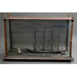 Diorama mit Schiffsvollmodell "Viermastbark 'Placilla' spätere 'Optima'" mit Beibooten vor Miniatur