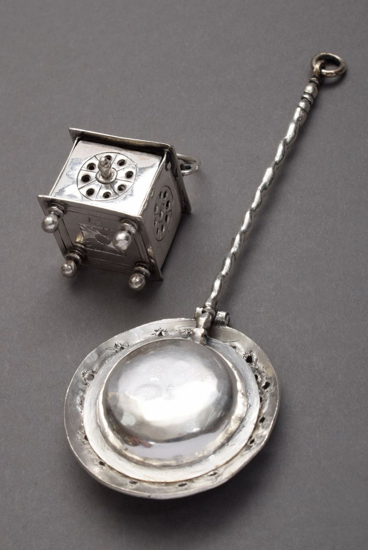 2 various Dutch miniatures, 18th century: bedpan, (l. 12,3cm) and foot warmer (2,5x2,5cm), silver,  - Image 2 of 4