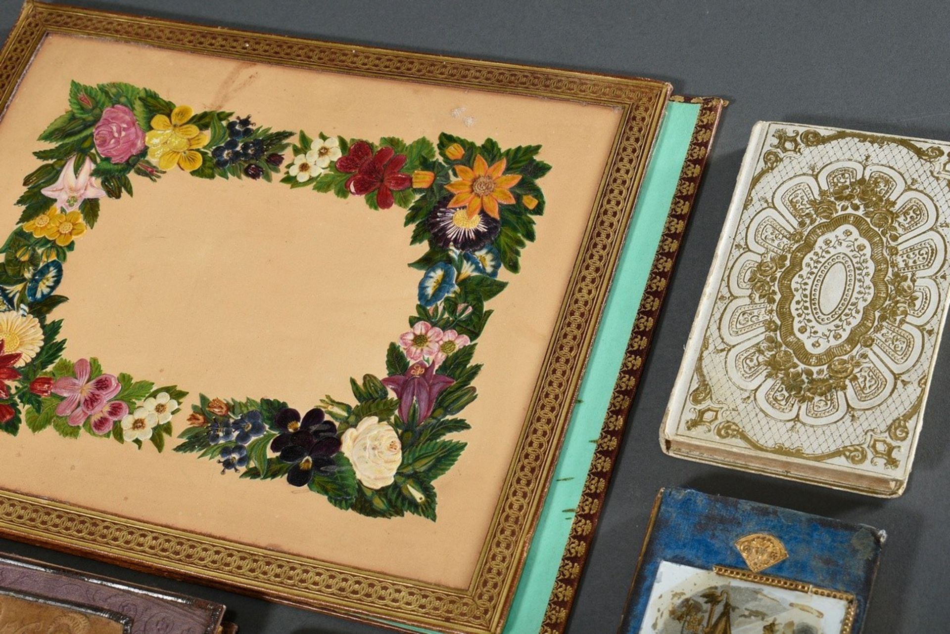 12 Diverse Teile Biedermeier Papierarbeiten, 19.Jh.: 3 oktogonale Schachteln mit floral gestickten  - Bild 4 aus 6