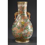 Fein gemalte Satsuma Vase "Chrysanthemengarten", reiche Vergoldung und plastische Affenkopf-Handha