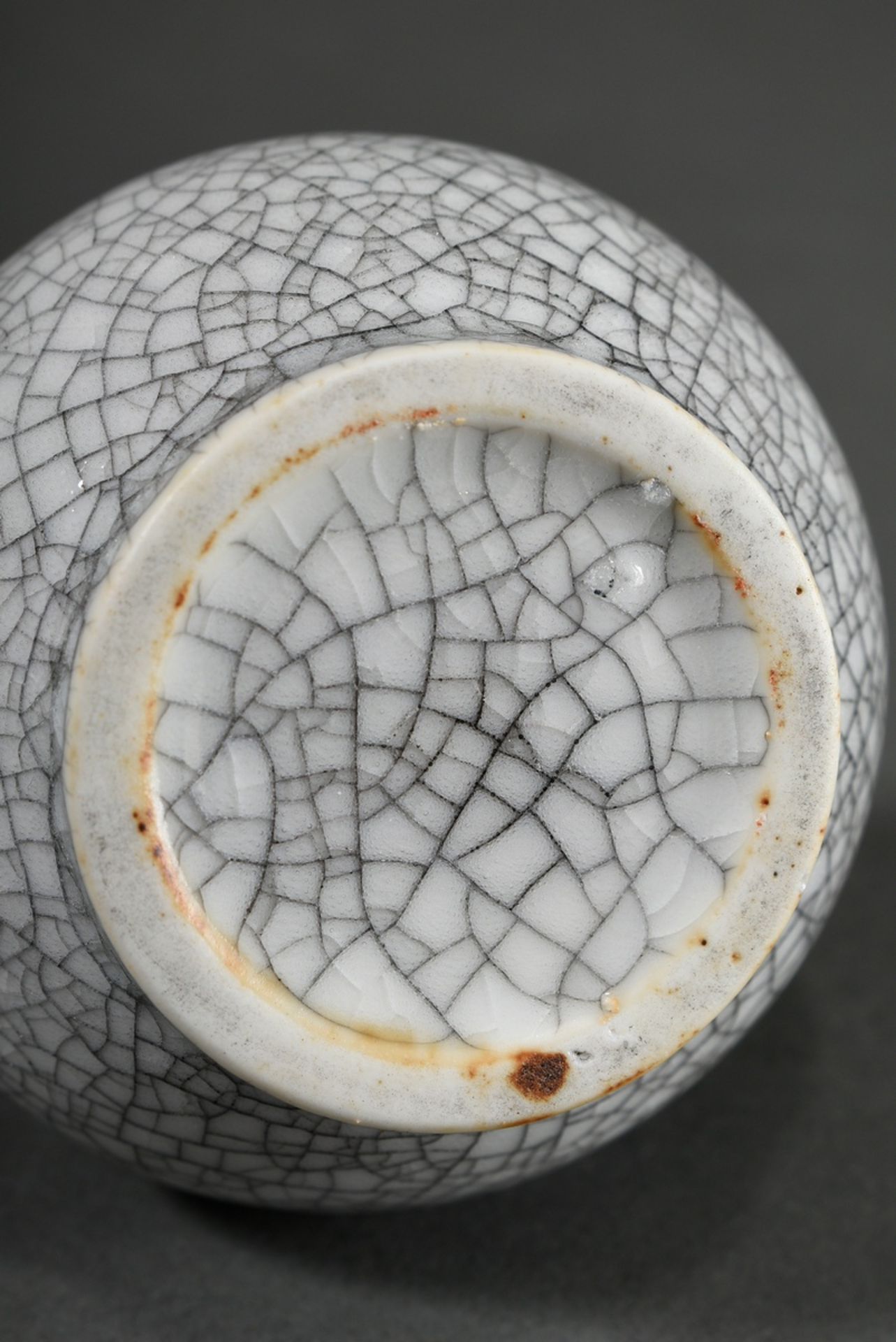 Small bulbous porcelain vase with Ge glaze, China, h. 10,5cm - Image 4 of 4