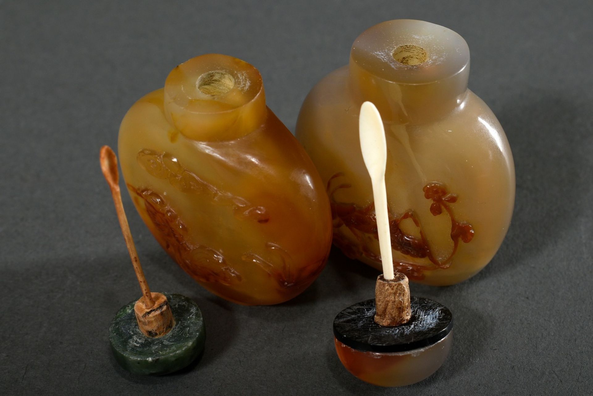 2 Various chalcedony snuffbottles with fine scenes in high relief "cricket and veiltail", thin-wall - Image 4 of 4