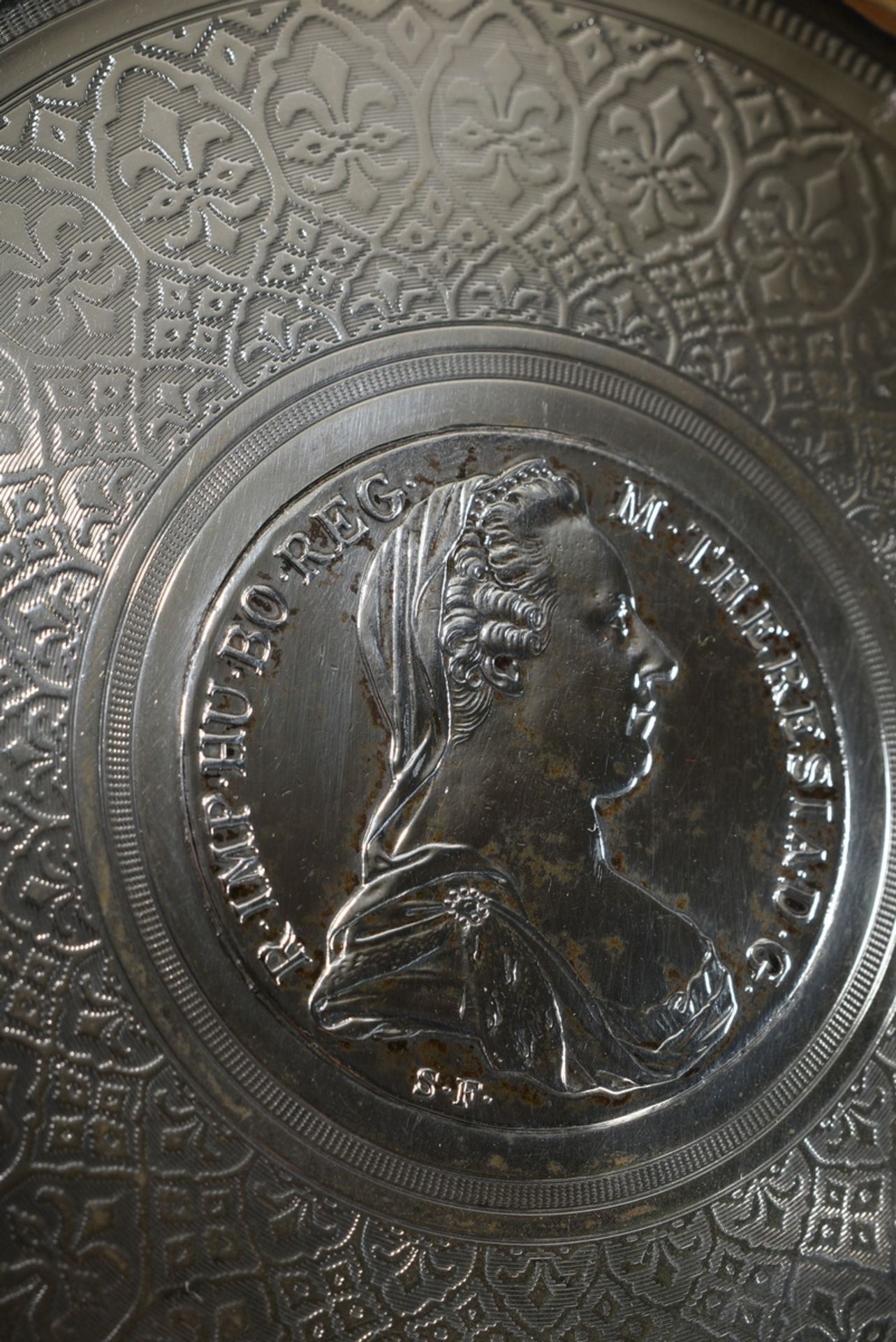 Kleine Schale mit "Maria Theresia Taler", Perlrand und ornamentalem Relief, Koch & Bergfeld, Silber - Bild 3 aus 5
