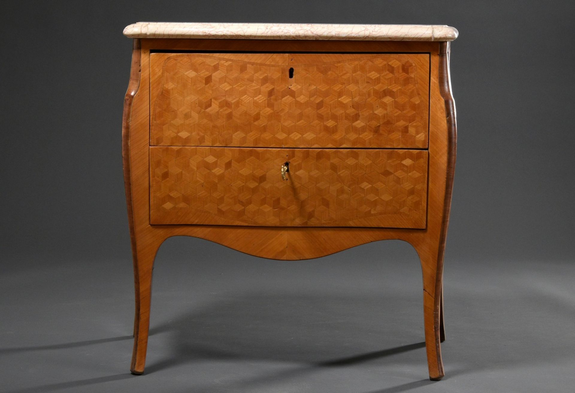 Small Louis XV chest of drawers with a two-bay optically marquetry corpus on curved legs with a lig - Image 2 of 7