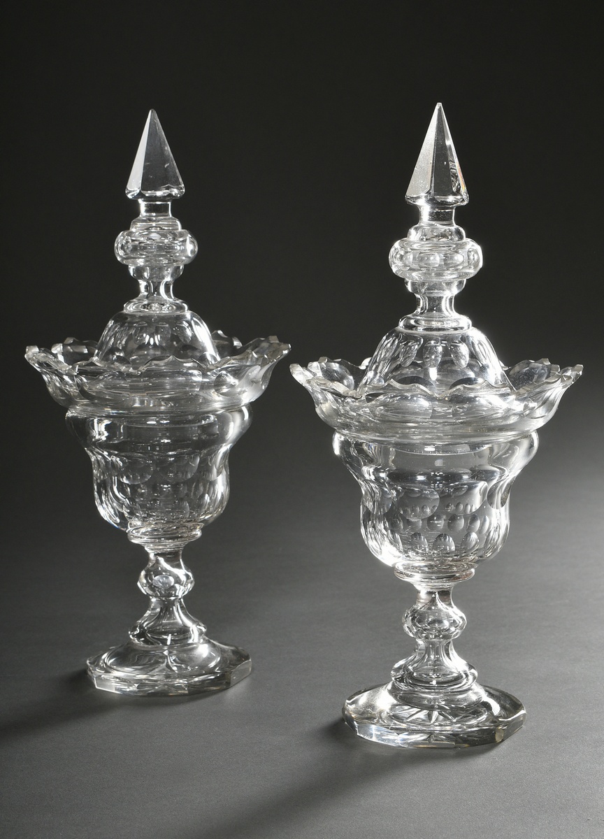 Pair of crystal lidded vessels with olive cut, 19th c. H. 28,5cm, minimally bumped