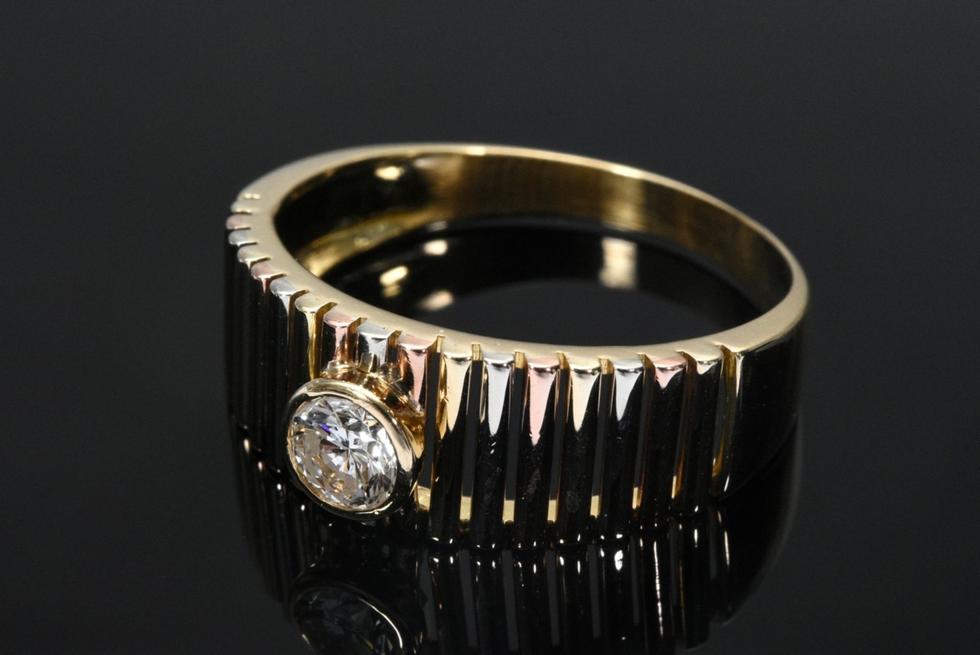 Tricolour gold 585 ring in stick pattern with brilliant-cut diamond (approx. 0.33ct/VSI/CR), 3.3g,  - Image 2 of 3