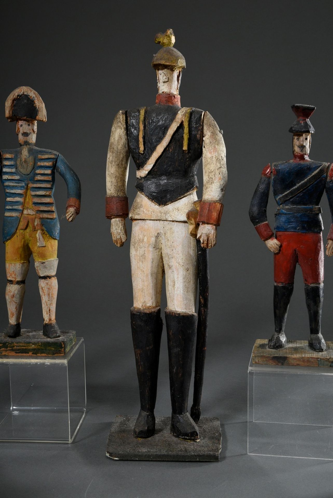 9 Diverse naive Grödner Figuren "Soldaten in verschiedenen Uniformen aus den Napoleonischen Kriegen - Bild 9 aus 13
