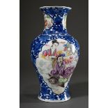 Baluster Vase mit floraler Blaumalerei, Kartuschen in Famille Rose "Unsterbliche und Kinder“, Qianl