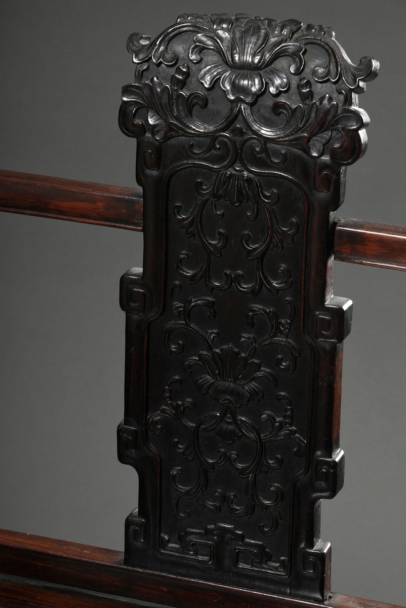 Chinese redwood armchair with wide seat and richly carved floral frame, around 1900, 54/99,5x69,5x5 - Image 3 of 5