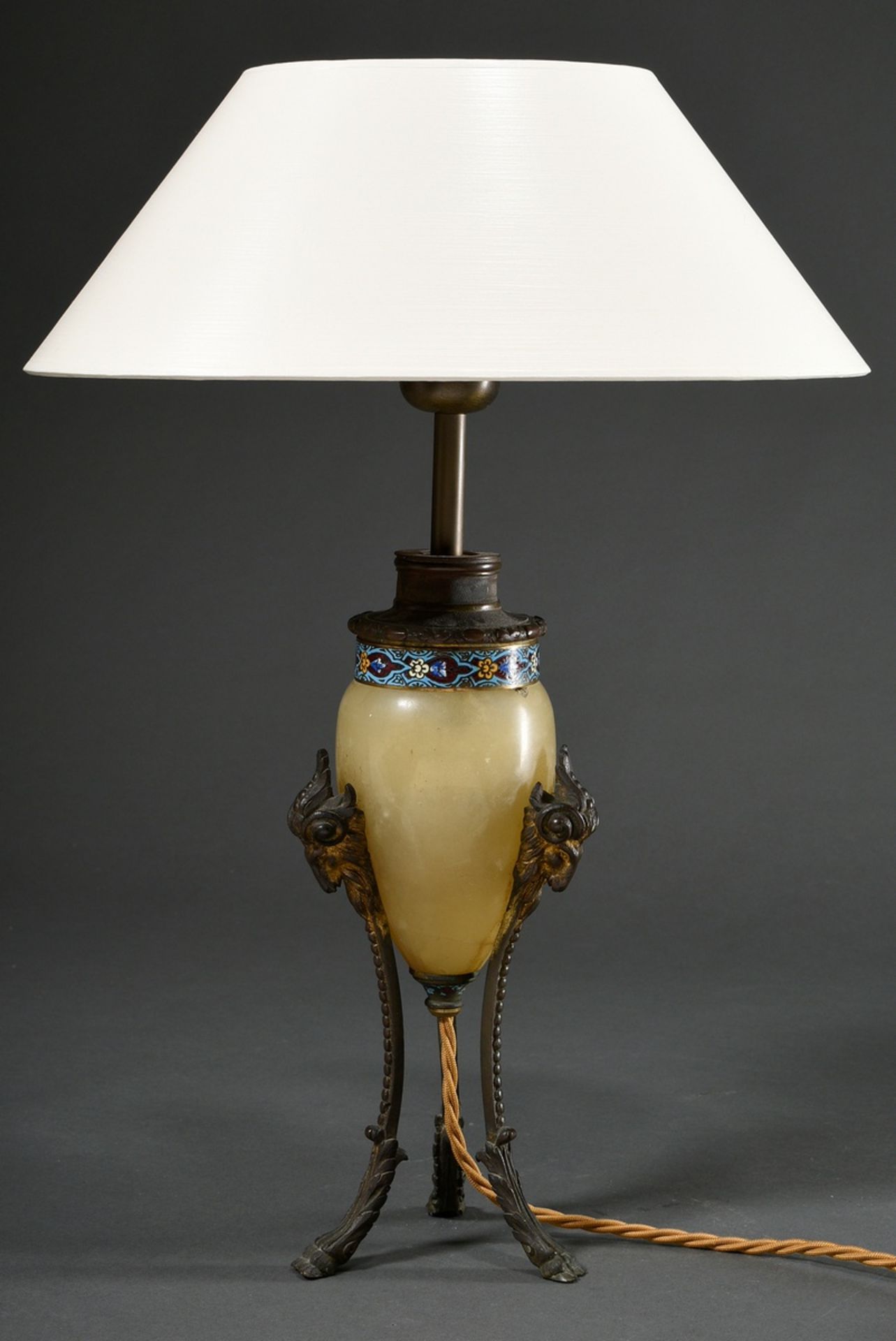 Gründerzeit Tischlampe mit ovoidem Alabaster Korpus in dreifüßigem Bronze Gestell mit ornamentalem 