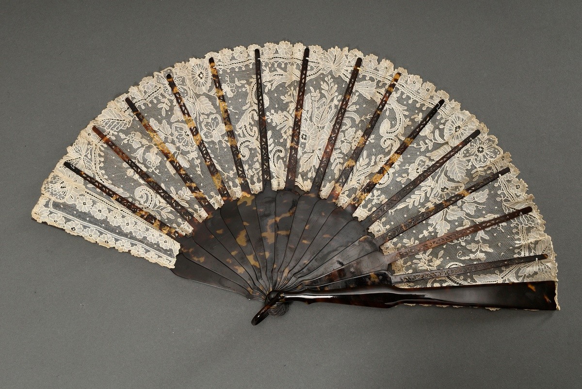 3 Various lace fans, 1x tortoiseshell in silk-covered box by Stern Brothers New York, 1x mother-of- - Image 7 of 11