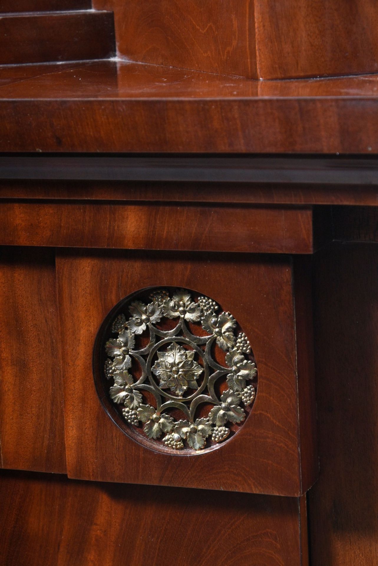 Konischer Biedermeier Schreibschrank mit Segmentbogen in der Schreibklappe, kassettierten Schüben u - Bild 4 aus 12