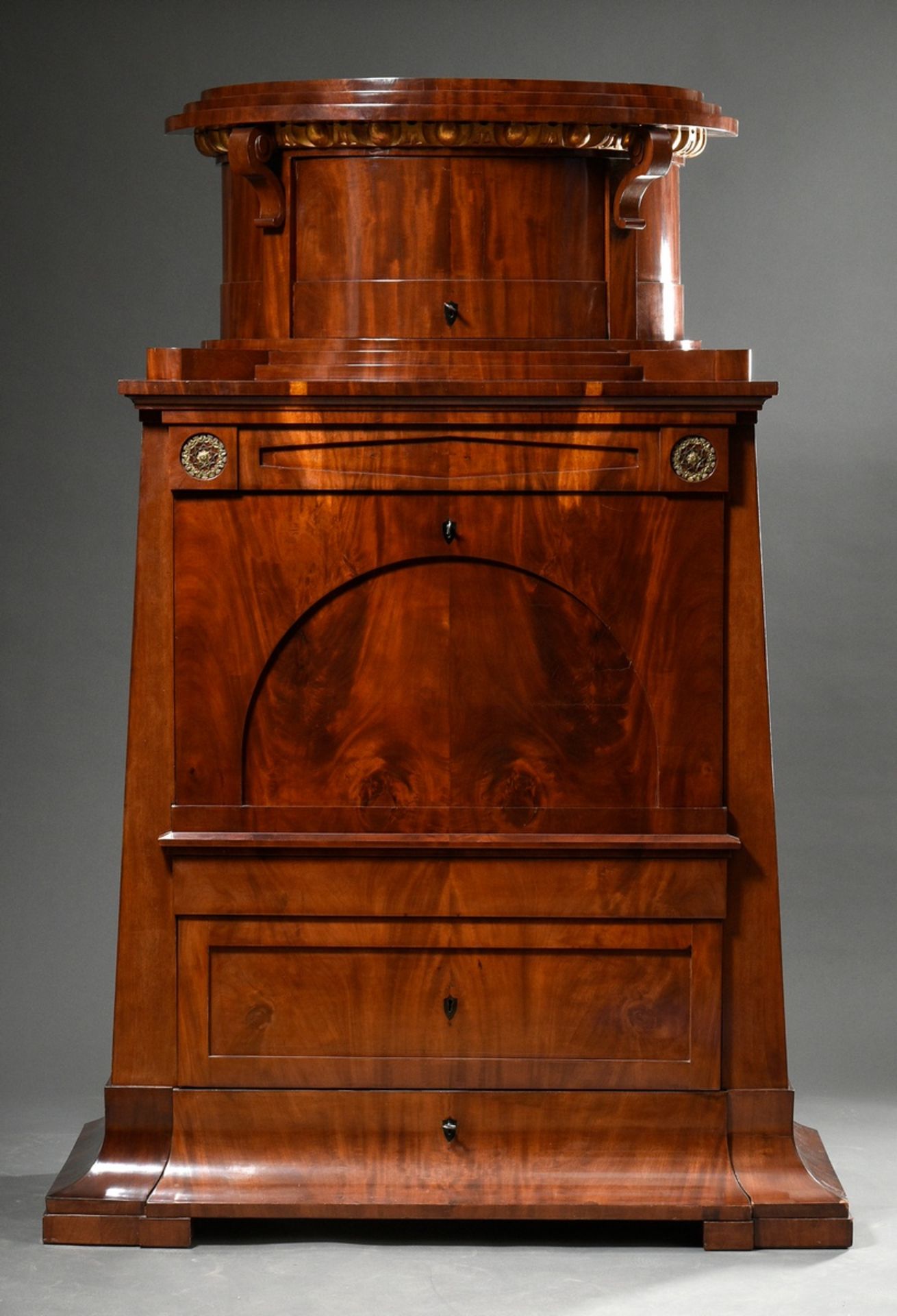 Konischer Biedermeier Schreibschrank mit Segmentbogen in der Schreibklappe, kassettierten Schüben u - Bild 2 aus 12