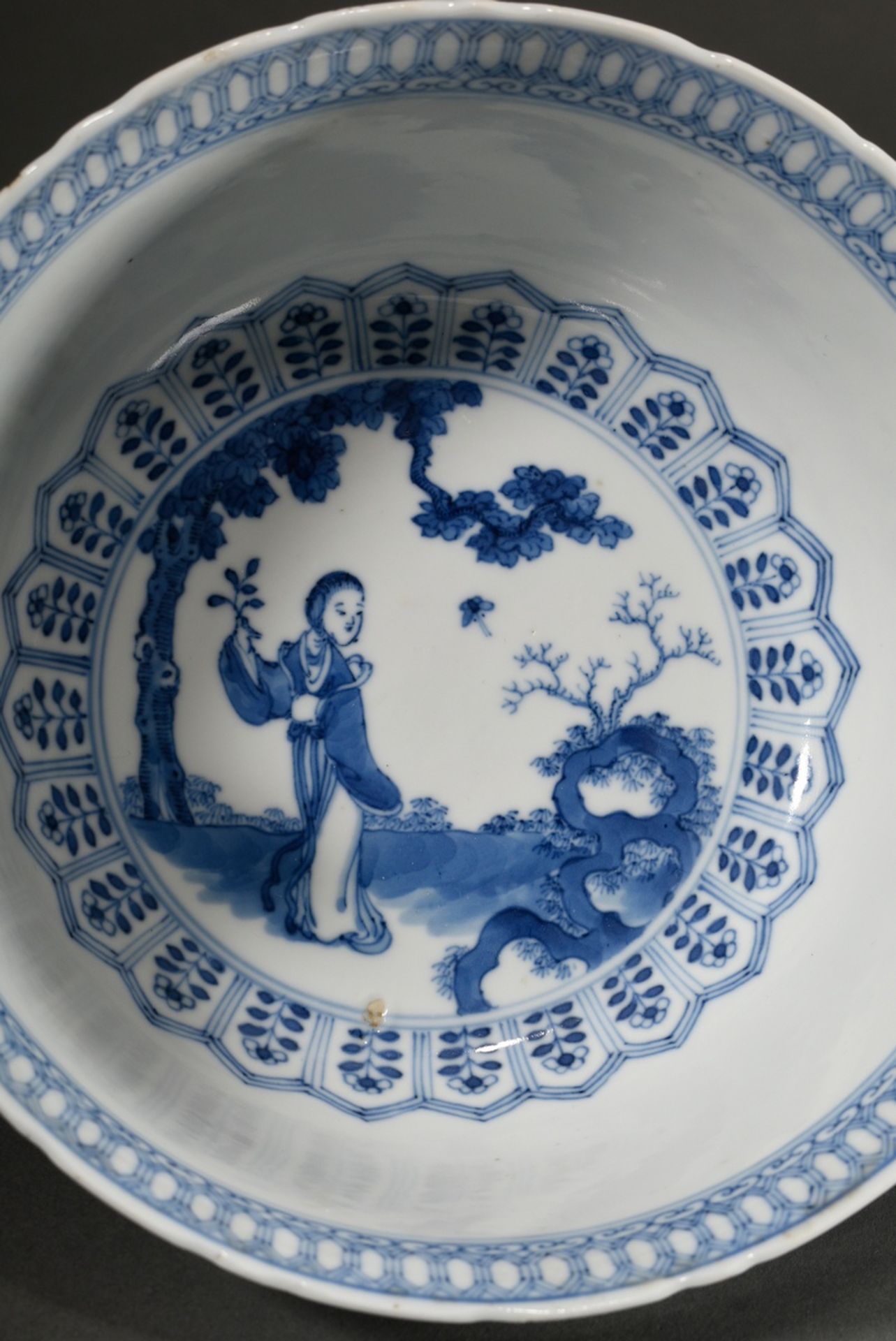 Zarte Porzellan Kumme mit Blaumalerei Dekor „Schönheiten im Garten“ mit idealisierten Hofdamen, Kna - Bild 3 aus 5