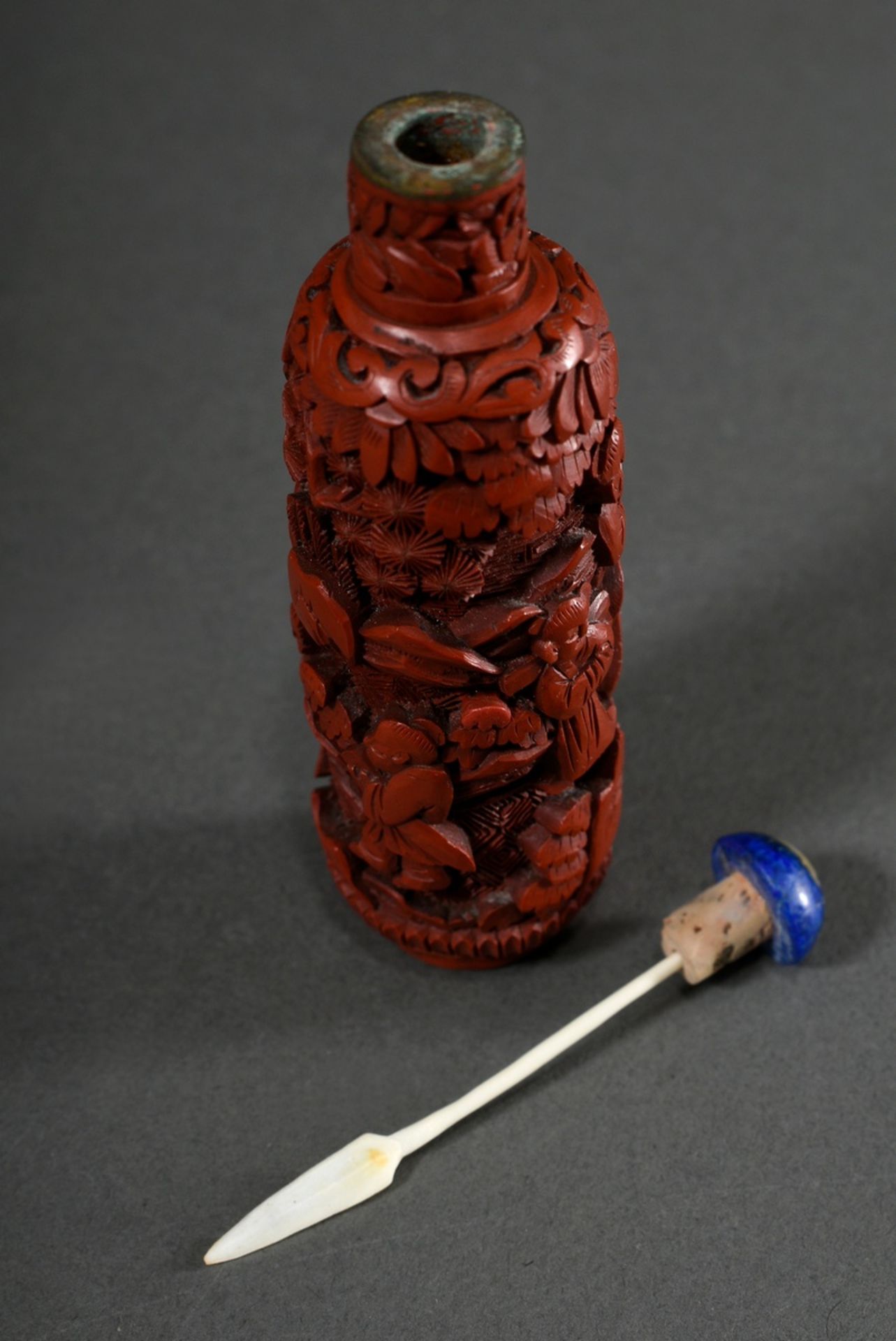 Red carved lacquer snuff-bottle "Scholars with pupils in a wooded mountain landscape", finely execu - Image 4 of 5