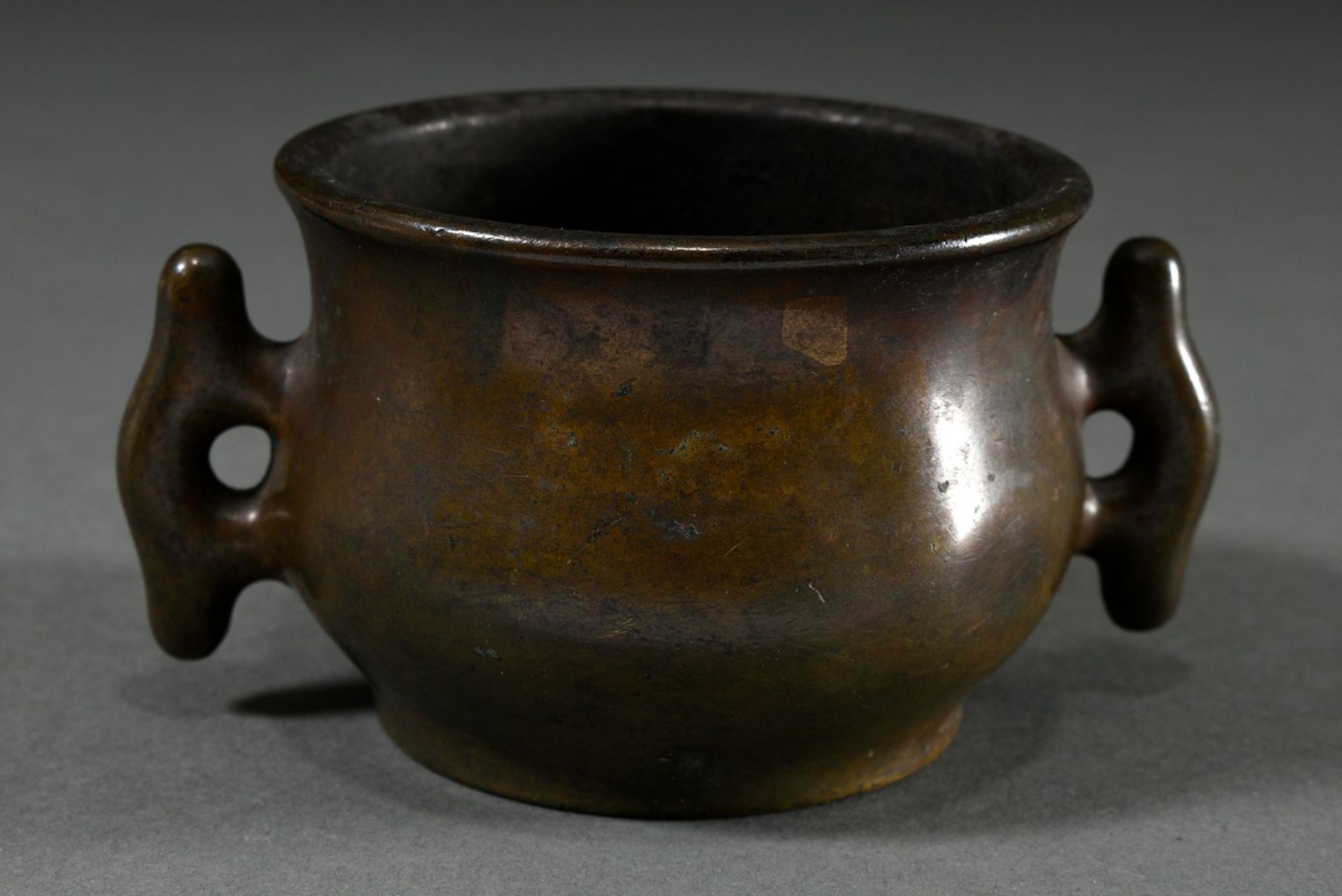 Bronze incense burner type Yilu with Helebarden handles, small gold splash remains, 6-character Xua - Image 2 of 4