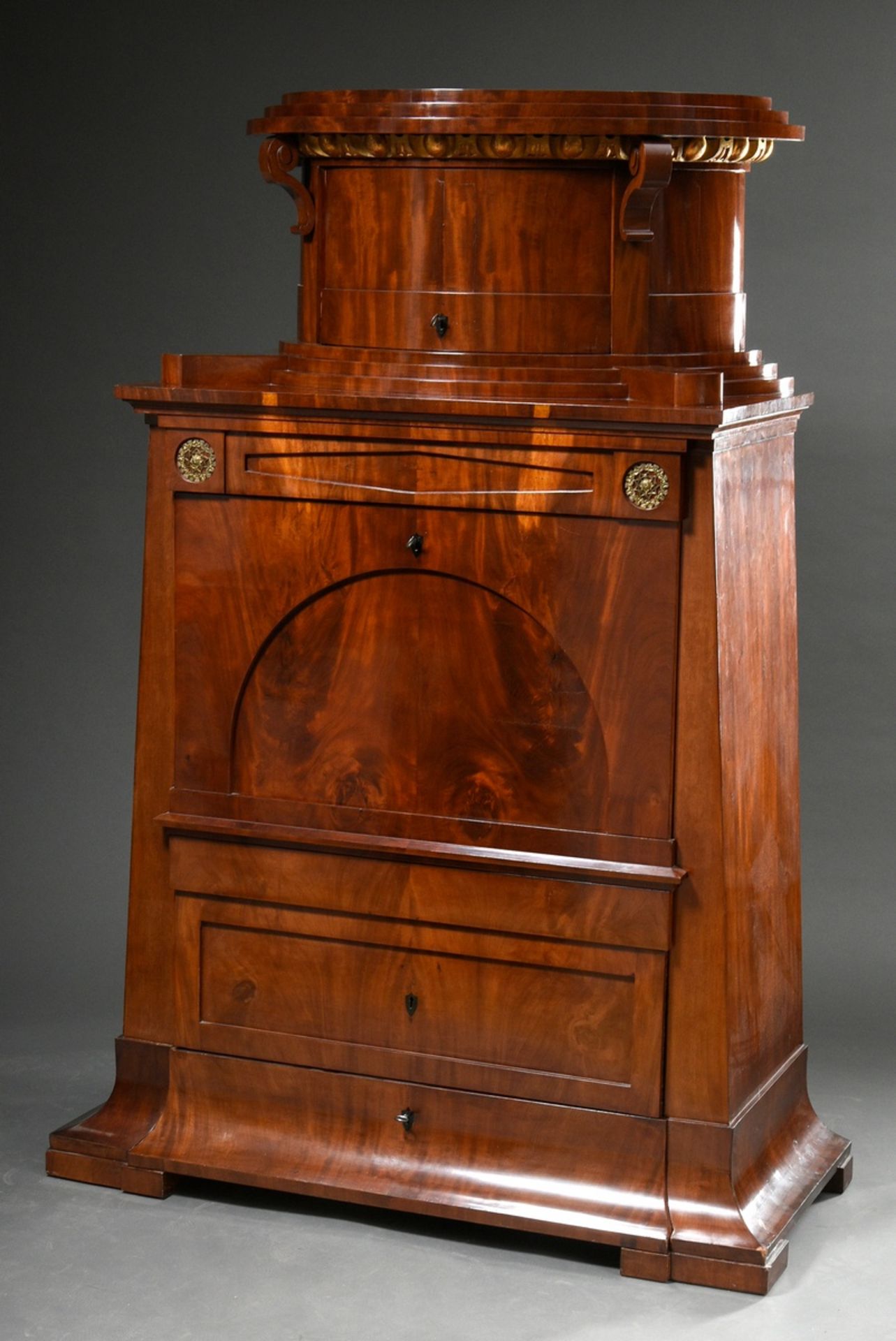 Konischer Biedermeier Schreibschrank mit Segmentbogen in der Schreibklappe, kassettierten Schüben u - Bild 3 aus 12