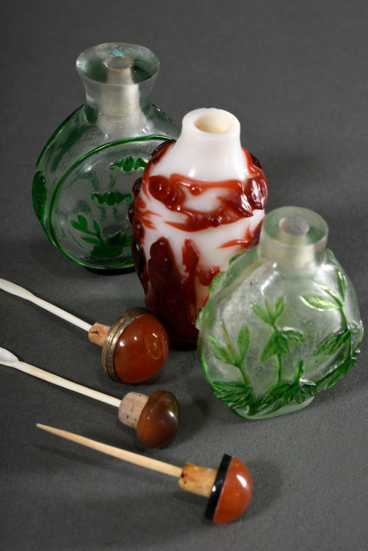 3 Various overlay glass snuffbottles: Shoulao with crane, deer, bat and spruce / Shou sign, bats an - Image 3 of 4