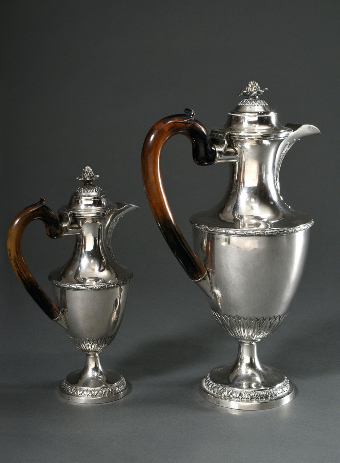 2 Bedeutende klassizistische Kannen (für Kaffee und Milch) auf hohem, rundem Fuß mit ovoidem Korpus - Bild 4 aus 12