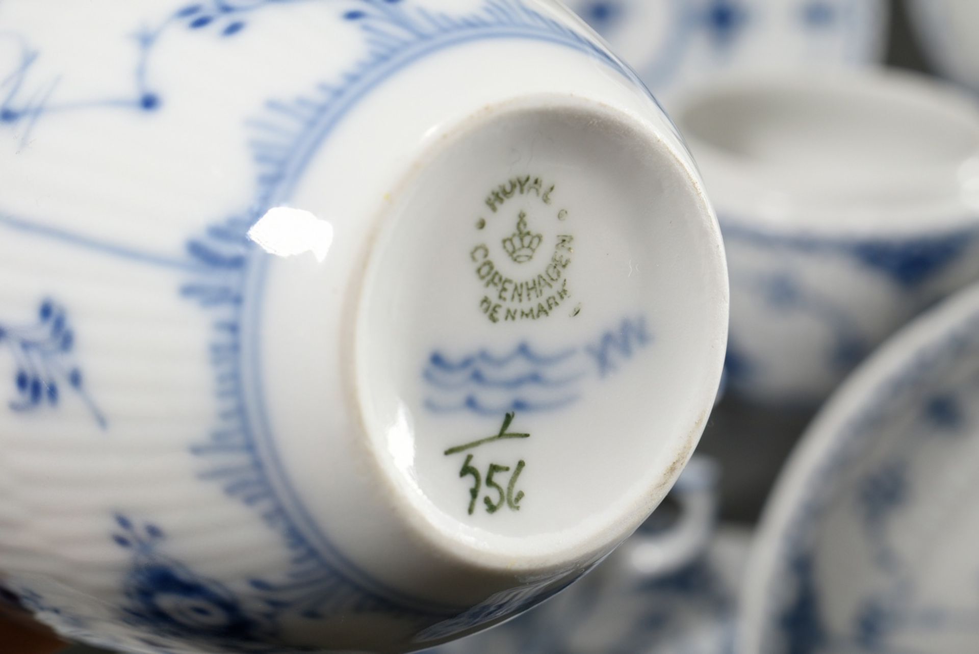 19 Teile Royal Copenhagen Kaffeeservice für 6 Personen "Musselmalet Halbspitze", 20.Jh.: 1 Kaffeeka - Bild 5 aus 6