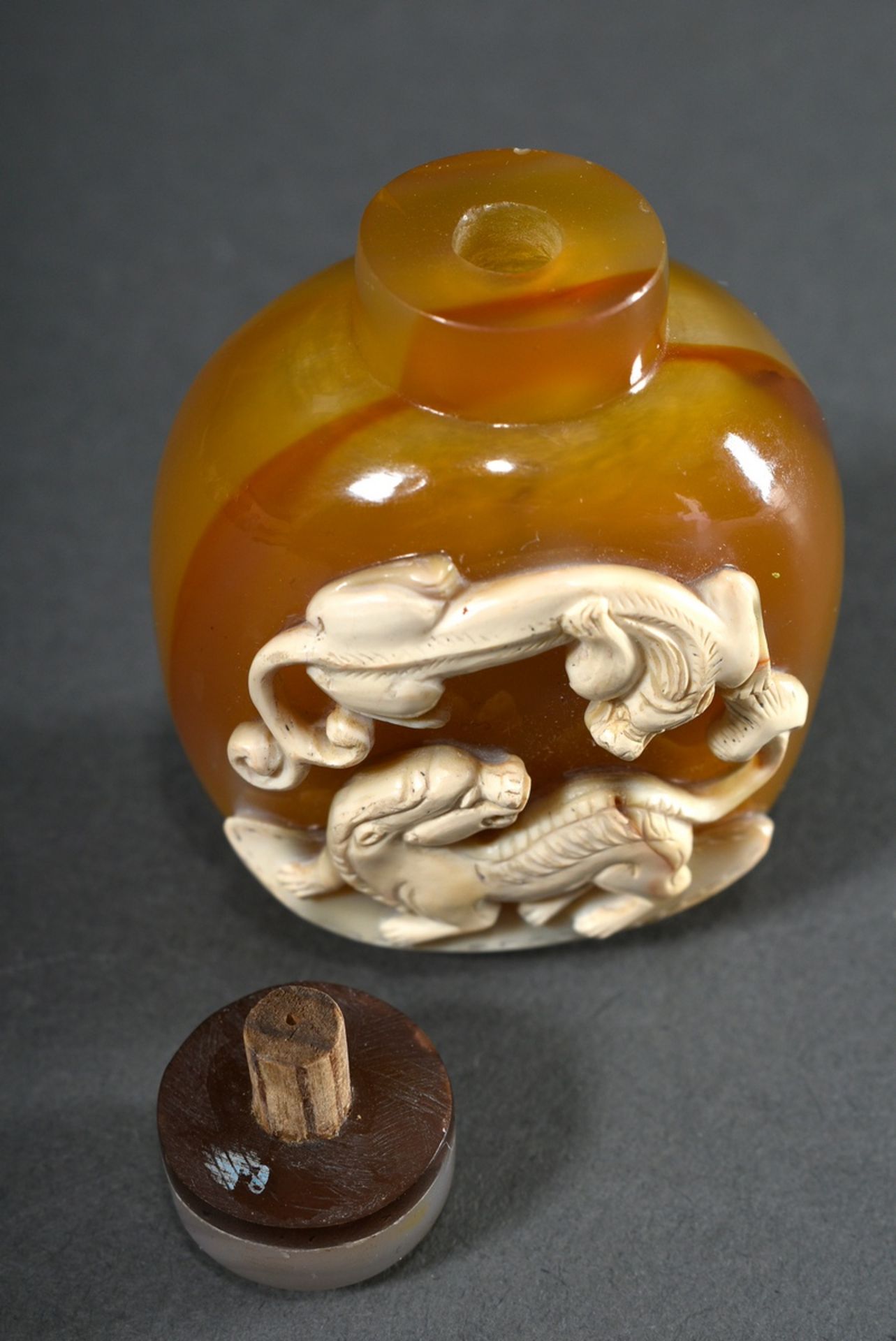 Finely cut agate layer stone snuffbottle "Chilong and cat of prey" in high relief, thin-walled holl - Image 4 of 4