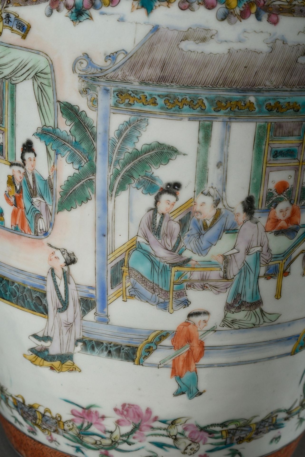 Große Kanton Vase mit lupenfeiner szenischer Malerei in verschiedenen Kartuschen auf floralem Fond  - Bild 6 aus 9