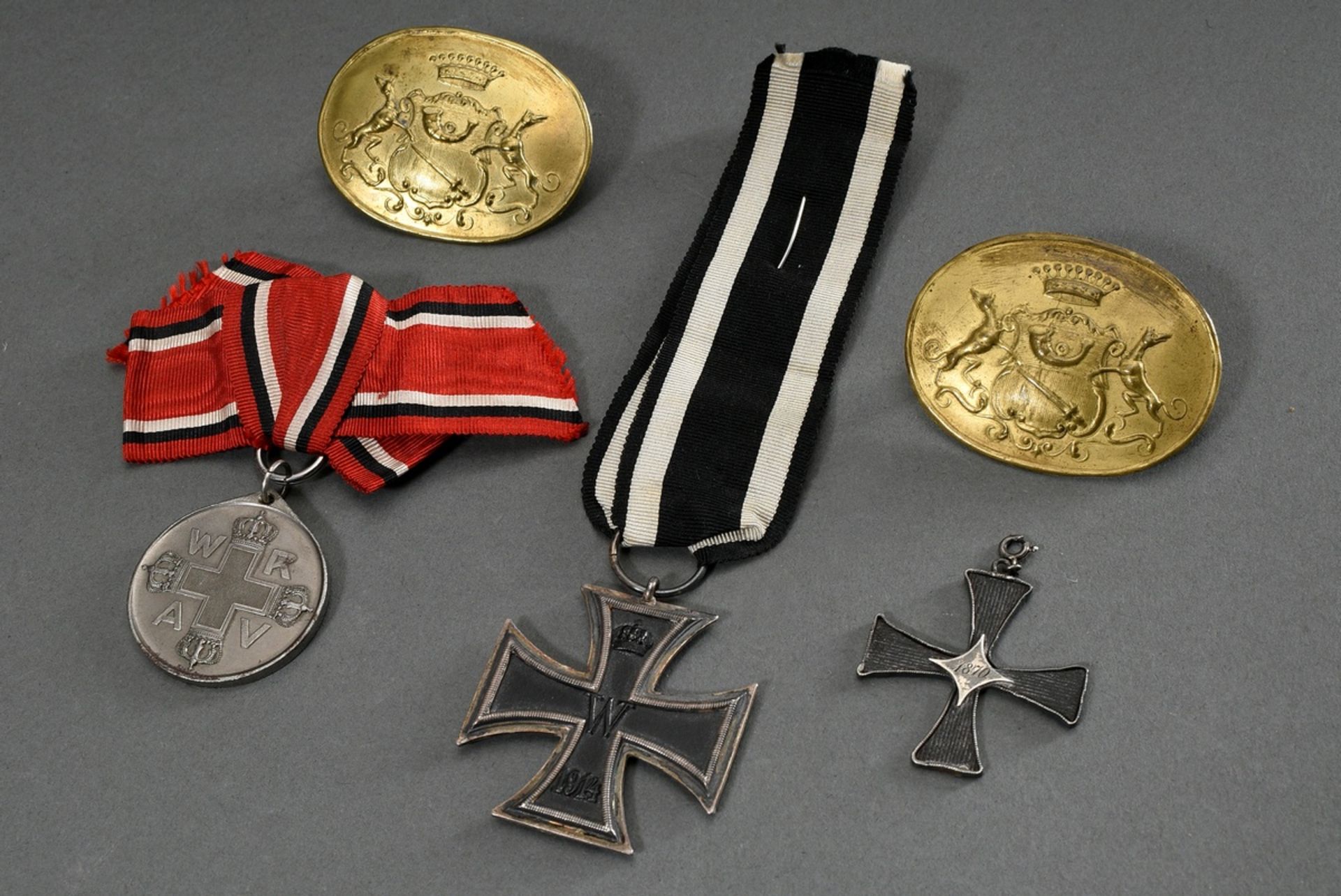 5 Various parts of medals and decorations: 1 Iron Cross 2nd class with ribbon (4,2x4,2cm), 1 Red Cr