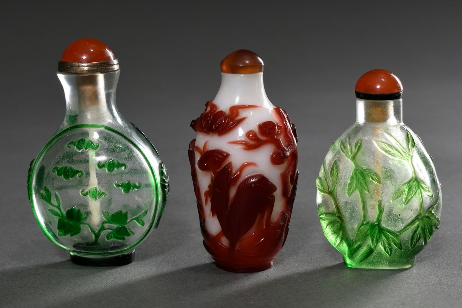 3 Various overlay glass snuffbottles: Shoulao with crane, deer, bat and spruce / Shou sign, bats an - Image 2 of 4