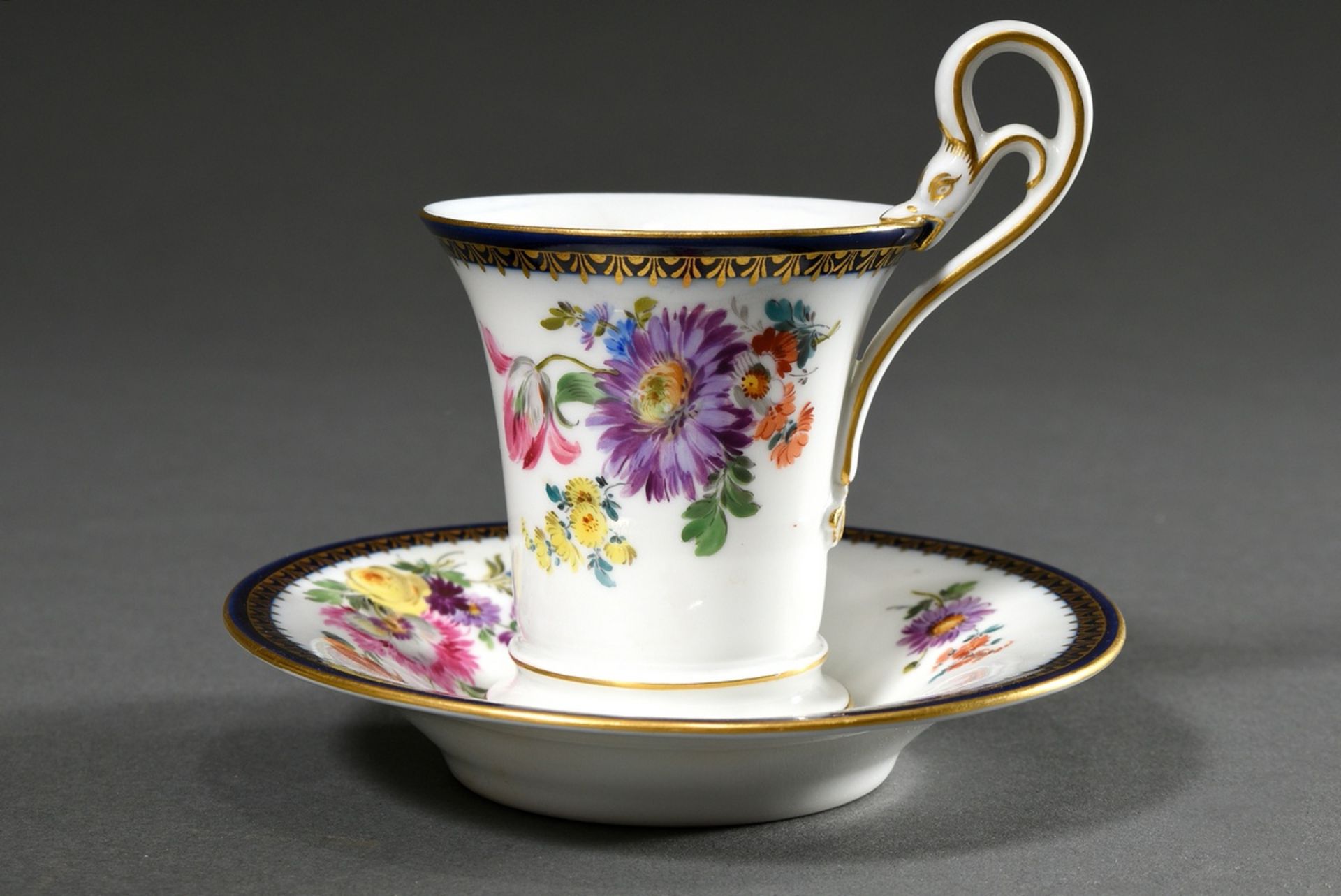 Meissen Tasse/UT in Empire Form mit polychromer Malerei "Blumenbouquet" und goldenem Galerierand au - Bild 2 aus 6