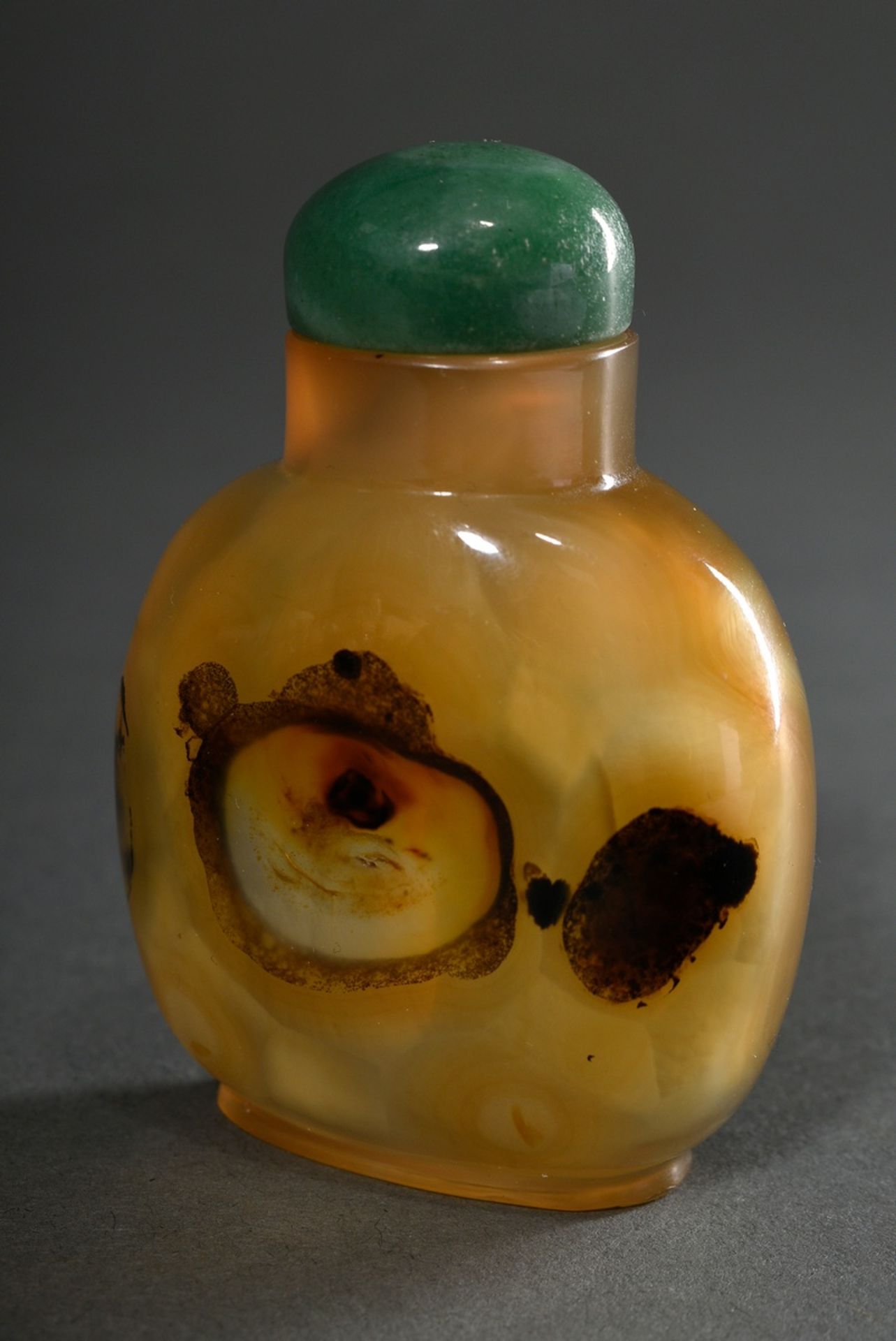 Agate snuffbottle with natural depiction "Beautiful Meiren reflected in the pond" and aventurine li