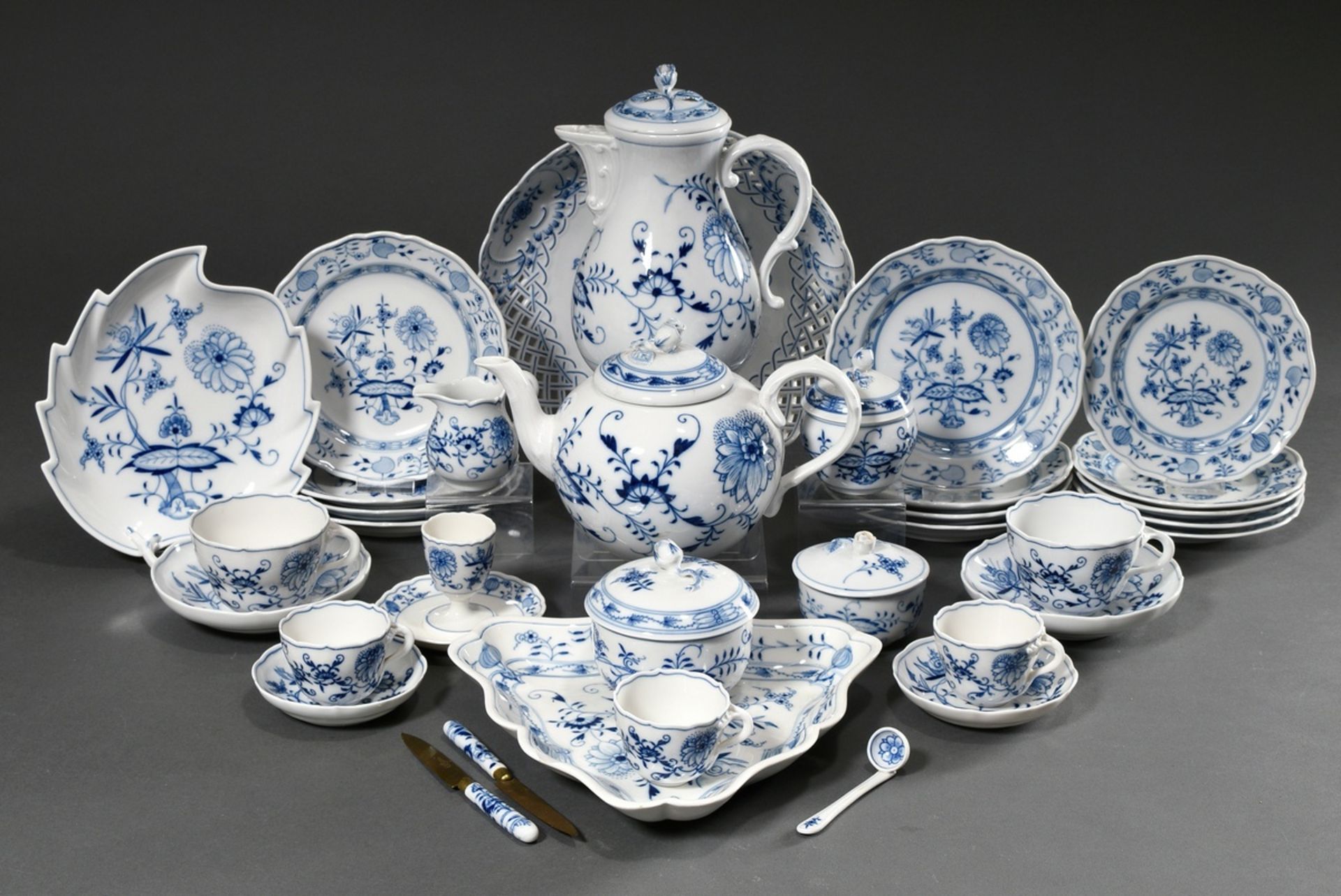 31 Teile Meissen Frühstücksservice "Zwiebelmuster", 20.Jh., bestehend aus: 8 Teller (Ø 18cm), 5 Kon