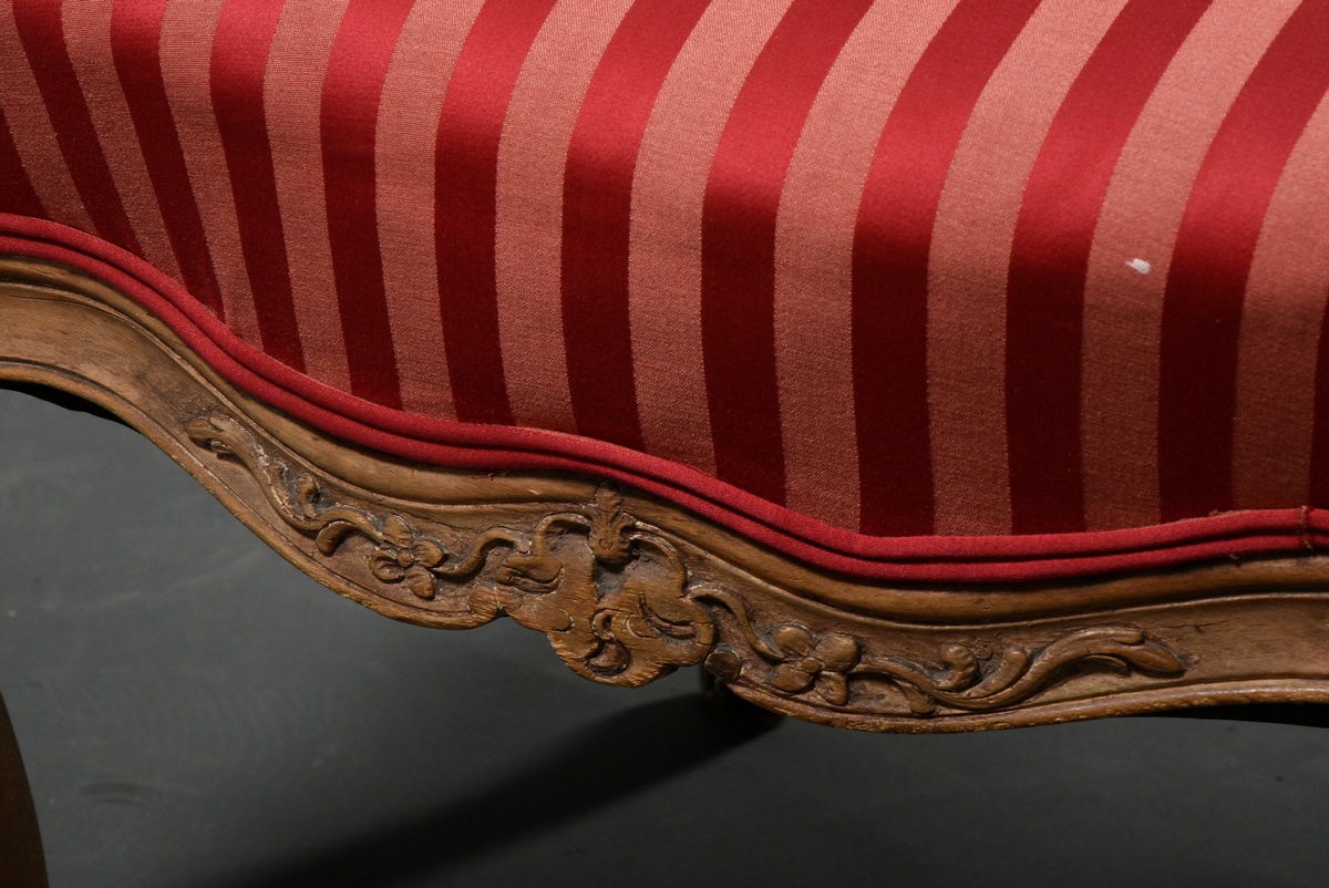 French armchair with curved legs and red striped silk cover, walnut/beech, h. 44/86cm, wood partly  - Image 4 of 7