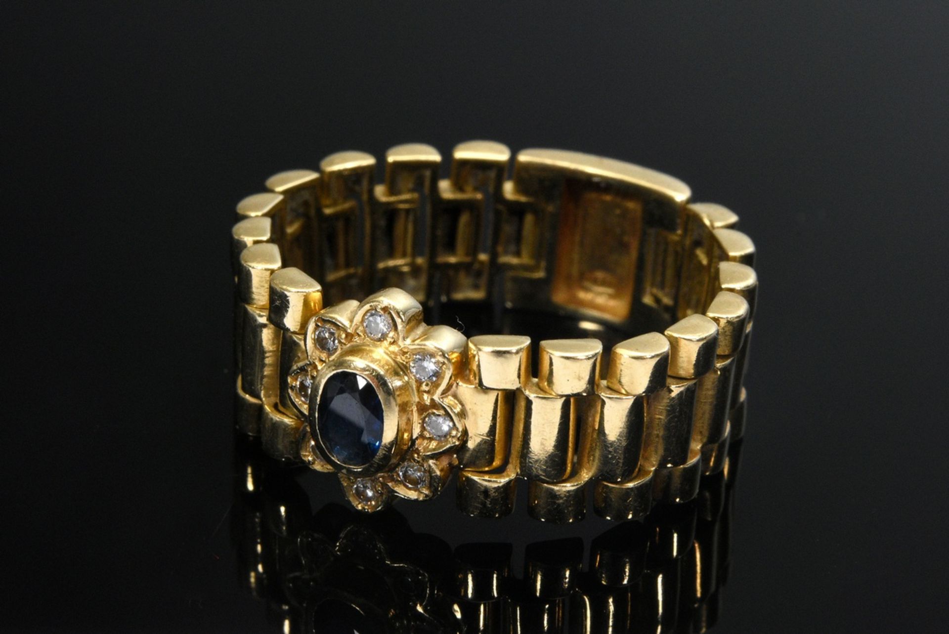 Movable yellow gold 750 chain ring with sapphire in a brilliant-cut diamond flower wreath (together - Image 2 of 3