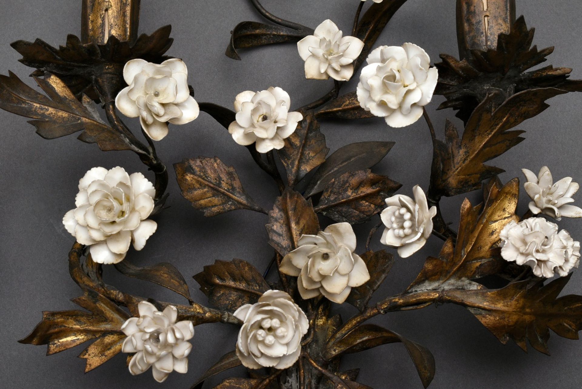 Pair of Italian wall arms in floral façon with porcelain blossoms, sheet brass with remnants of gil - Image 3 of 6