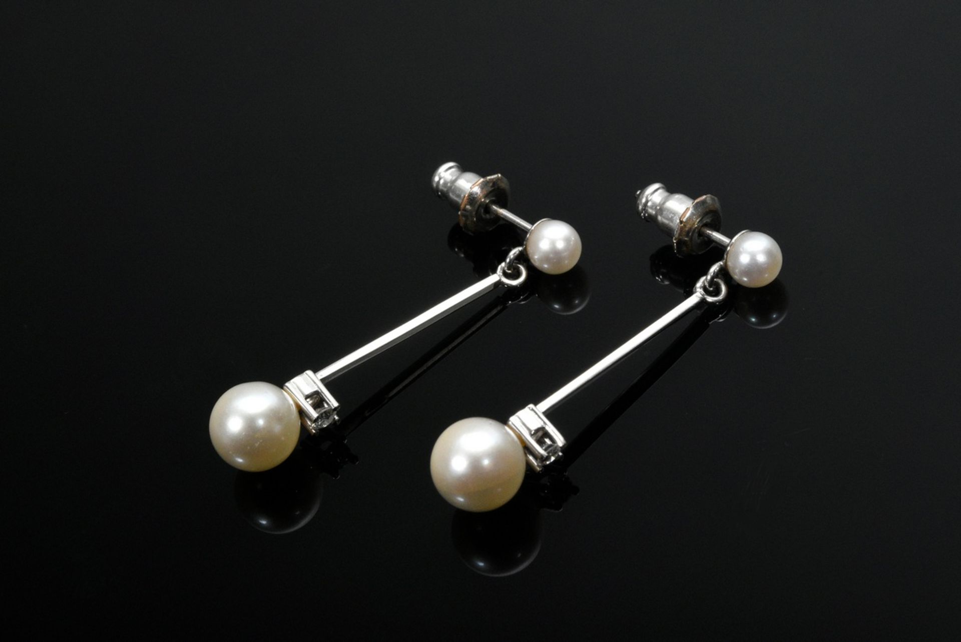 Pair of earrings in white gold 585 with cultured pearls (Ø 4,5-7,1mm) and small diamonds (together 