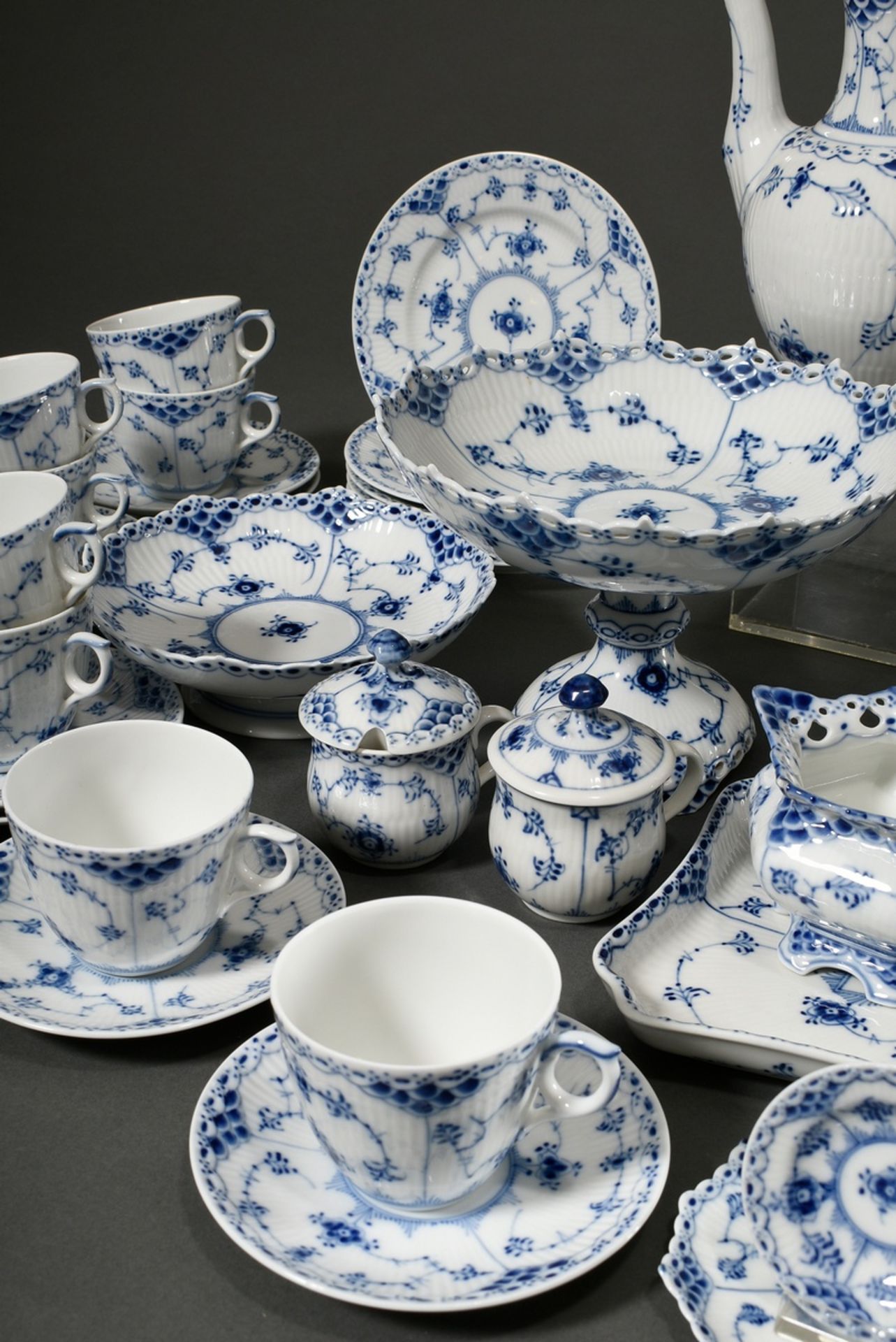 46 piece Royal Copenhagen coffee and tea service "Musselmalet full and half lace", 20th c., consist - Image 5 of 8