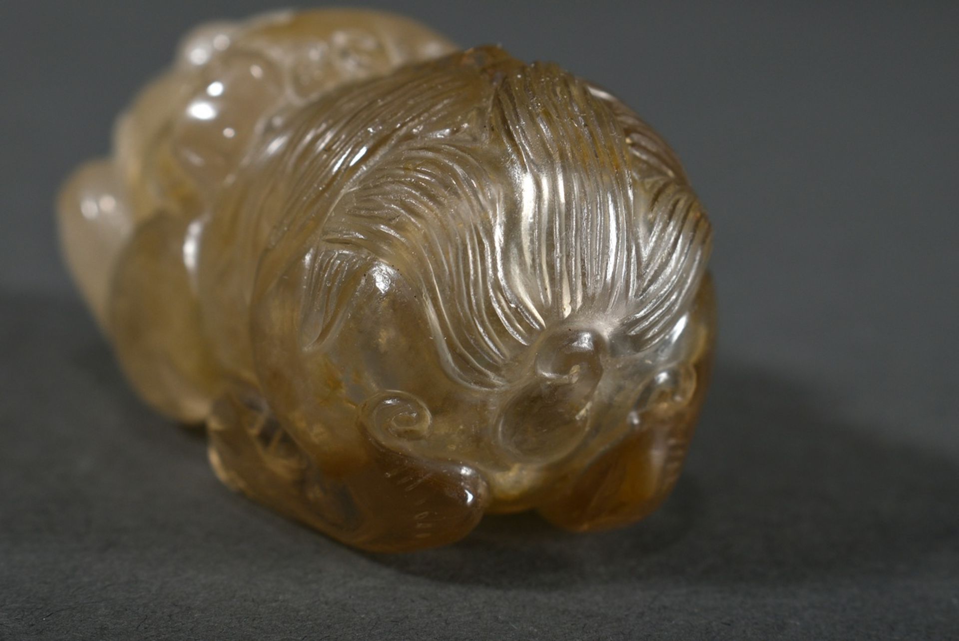 Fine sculpted rock crystal snuff bottle "Fo lion with ball in mouth", stopper with coral cabochon,  - Image 7 of 7