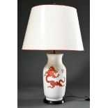 Meissen Vase "Roter Ming Drache" als Lampe montiert mit passendem Schirm, auf Holzfuß, H. 80cm