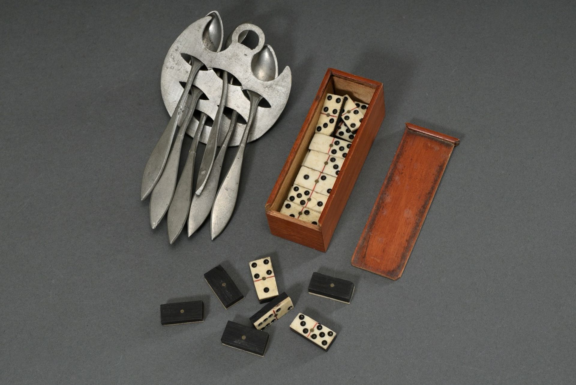 2 Various toys, around 1900: doll's house tin spoon board with six slots (h. 12cm) and miniature do - Image 2 of 4